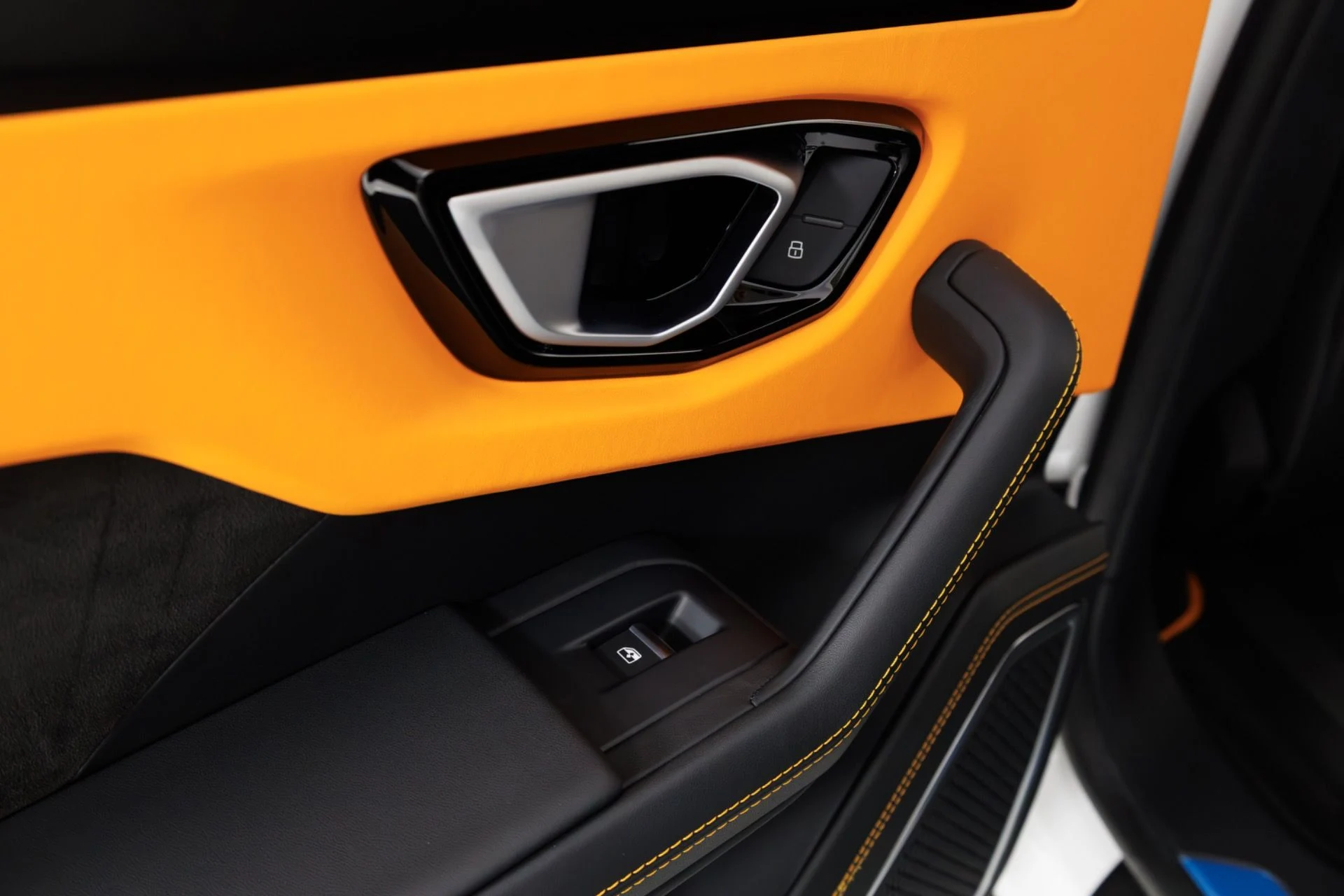 mph063_3859960923_Used_2024_Lamborghini_Urus_S_1775674860_2569367237