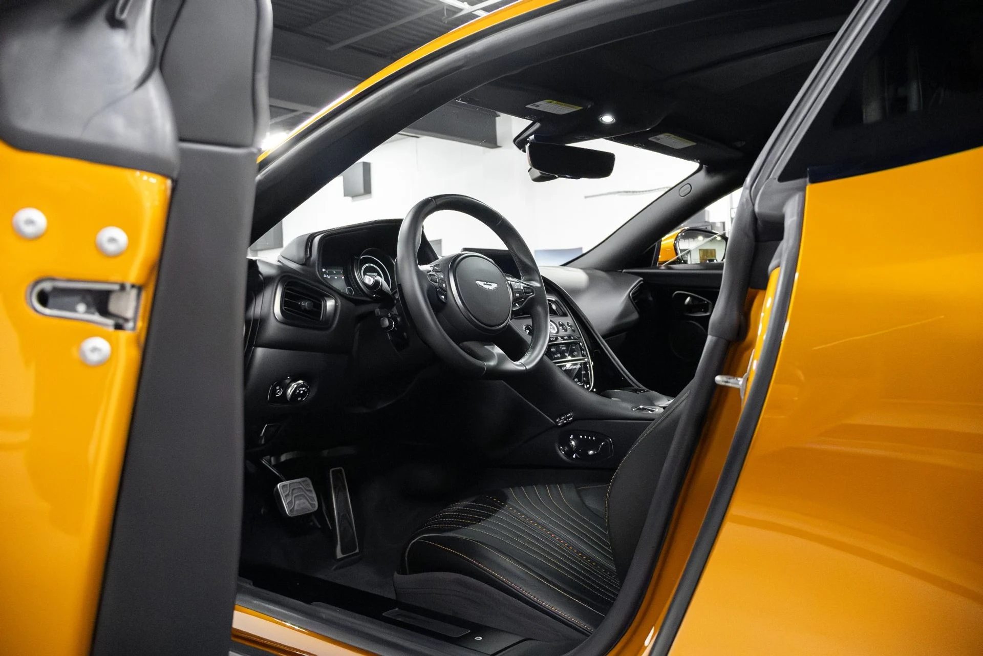 mph063_3950761892_Used_2018_Aston_Martin_DB_11_1761056819_53ed5d58e0
