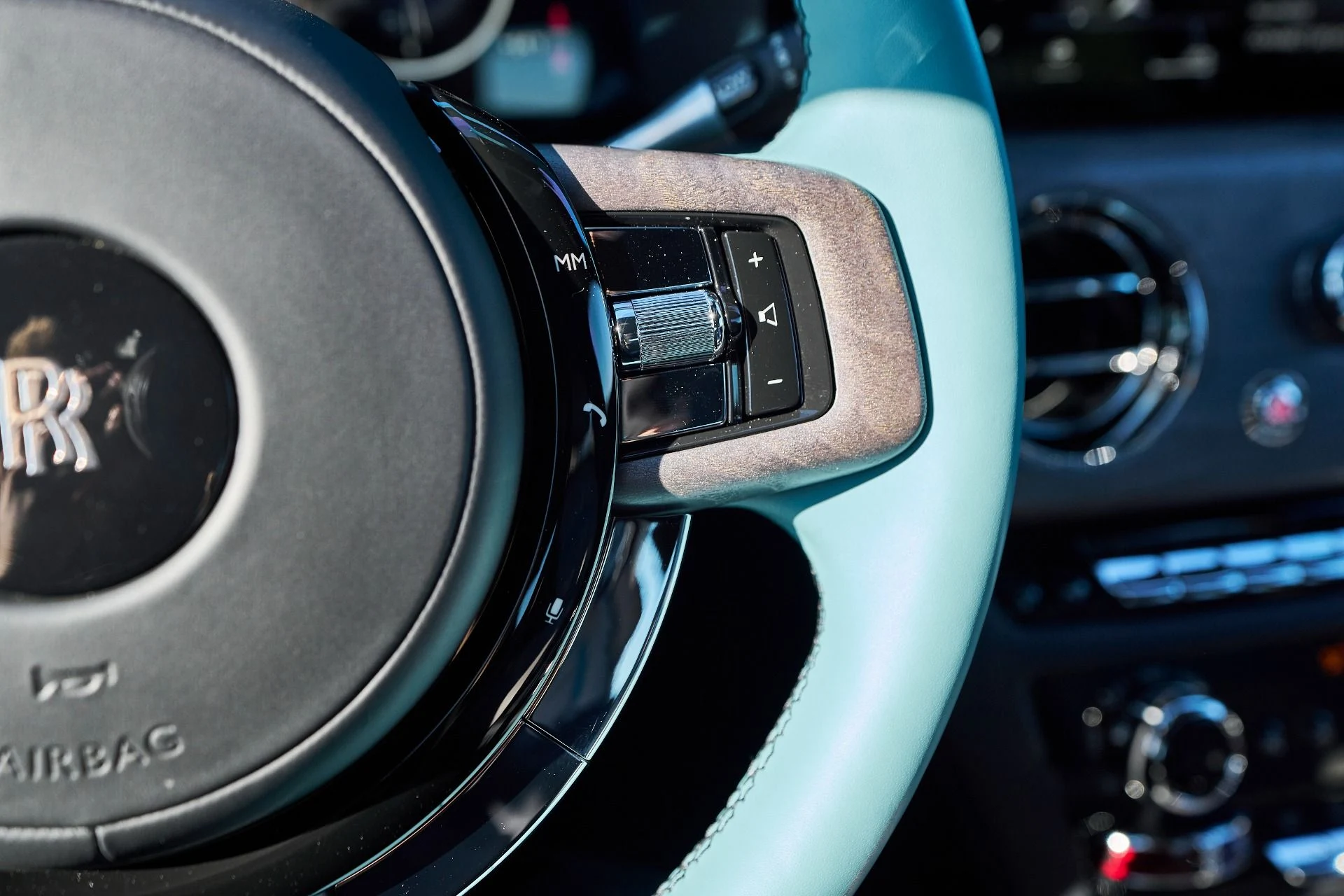 mph063_3994023960_Used_2025_Rolls_Royce_Ghost_Base_1765592275_35c984279a