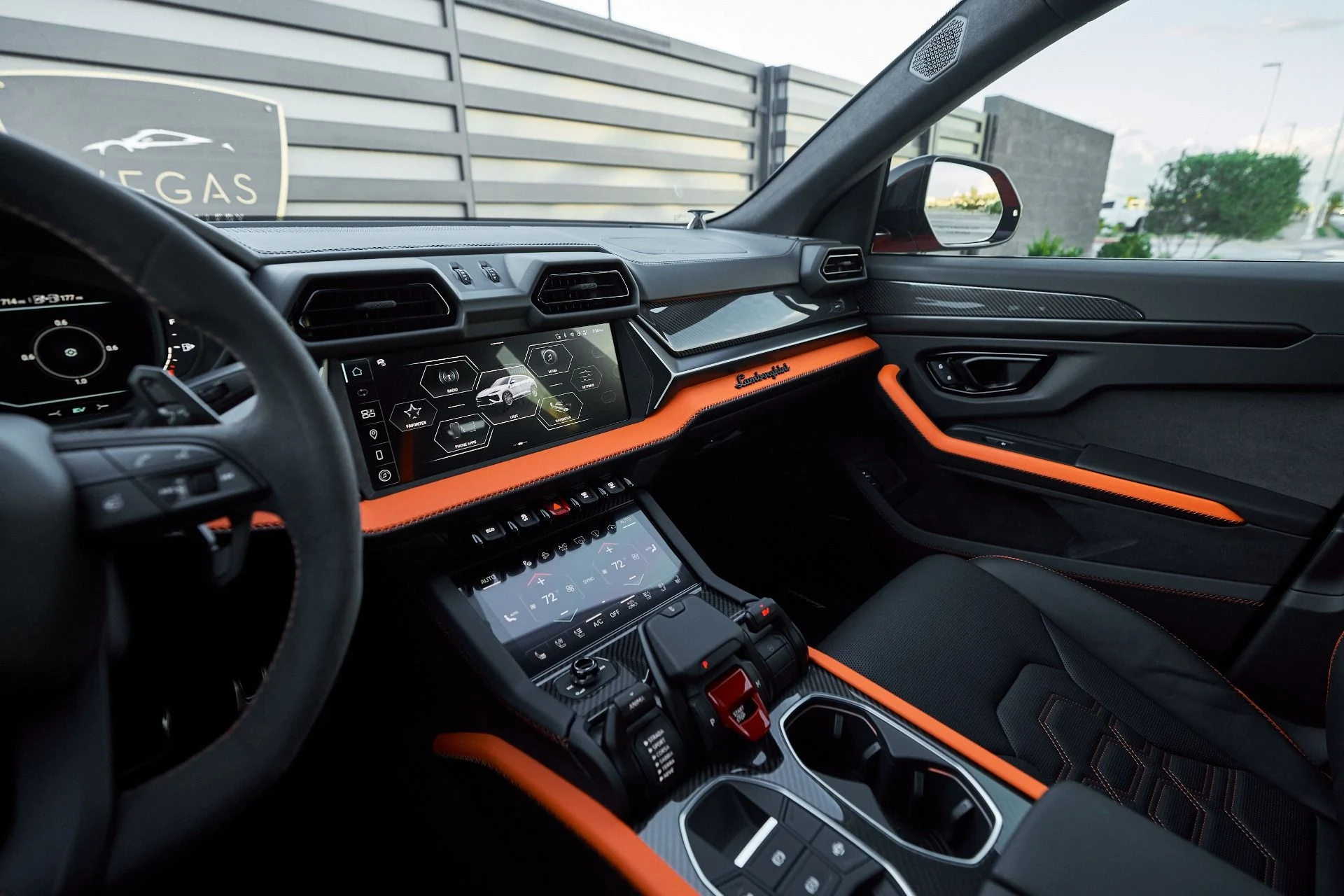 mph063_4150405687_Used_2025_Lamborghini_Urus_SE_1763680399_3dd411d58b