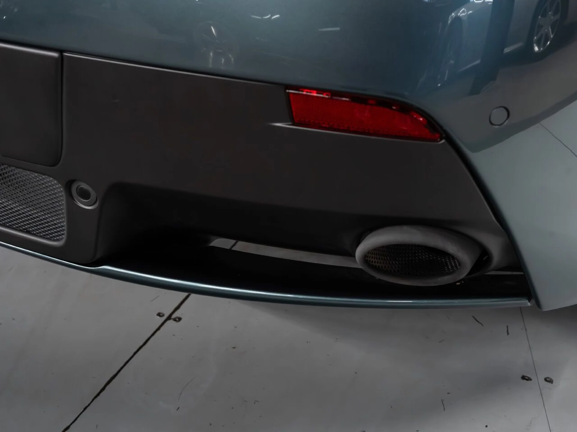 mph063_668578109_aston_martin_v8_vantage_2015_6536025a4e