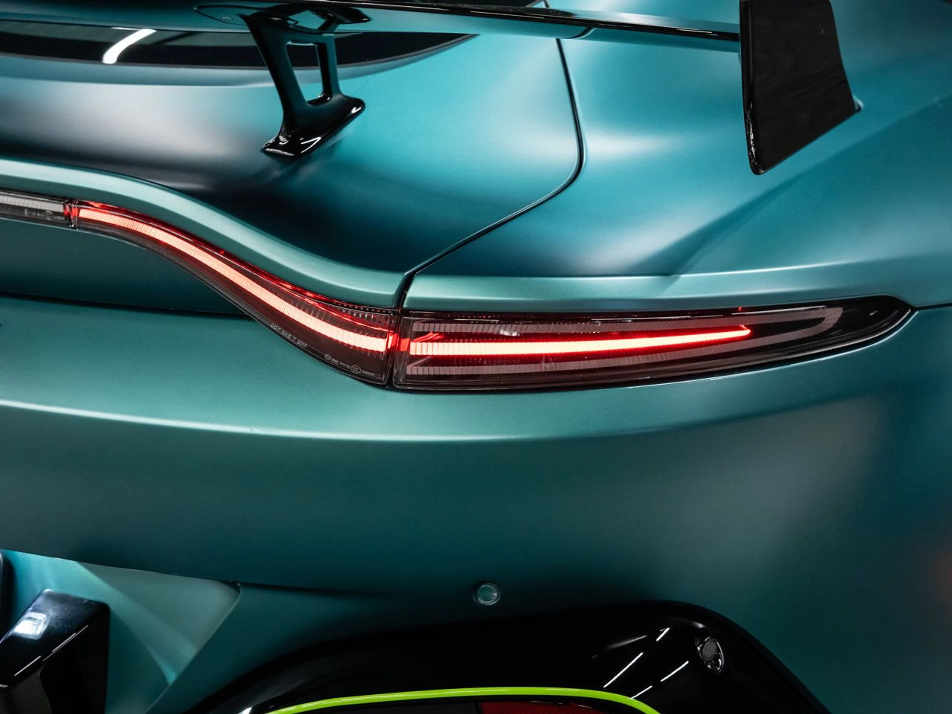 mph063_769868565_aston_martin_vantage_2023_0680a7f25a