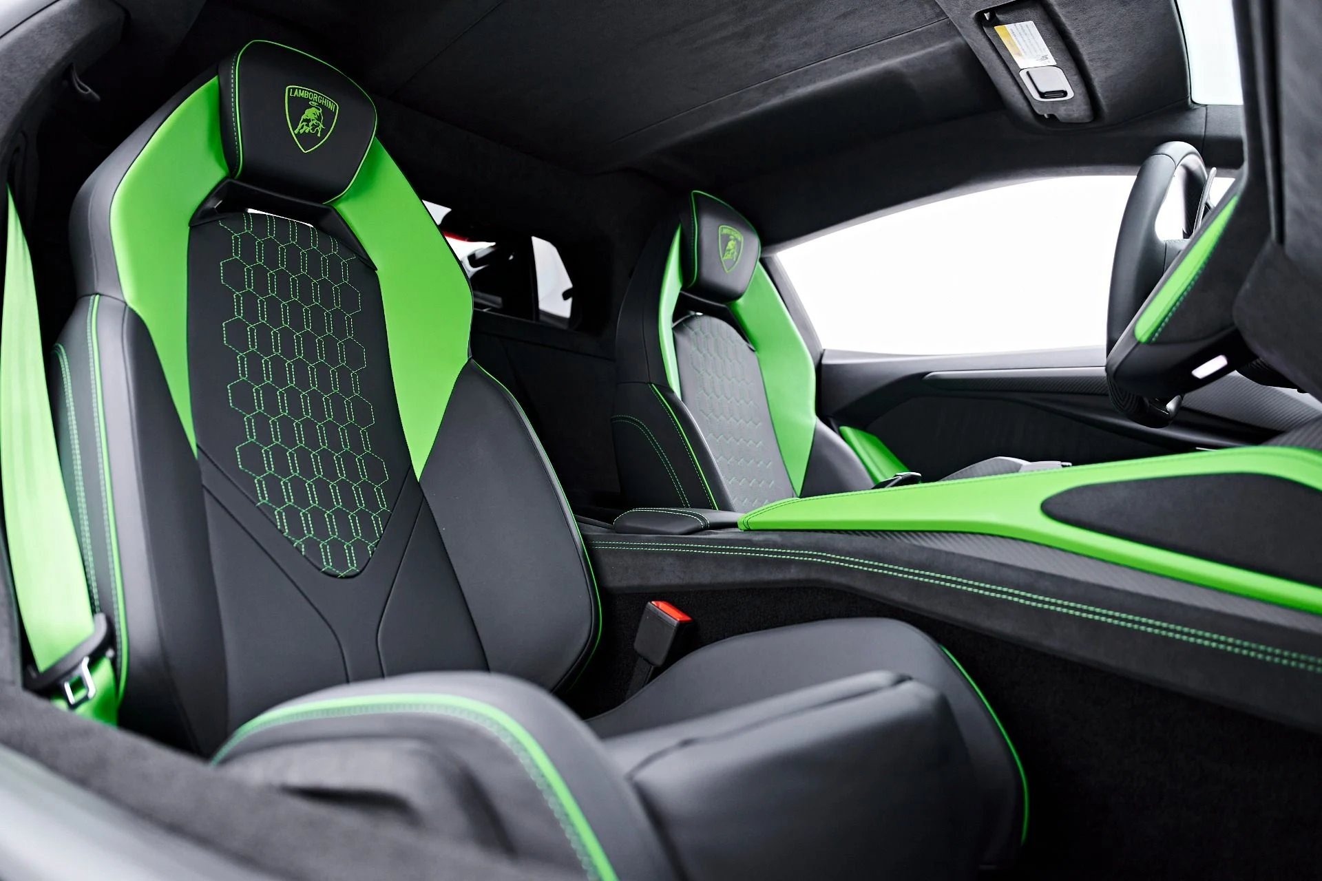 mph063_908177895_Used_2025_Lamborghini_Revuelto_Base_1785289427_45aa777580