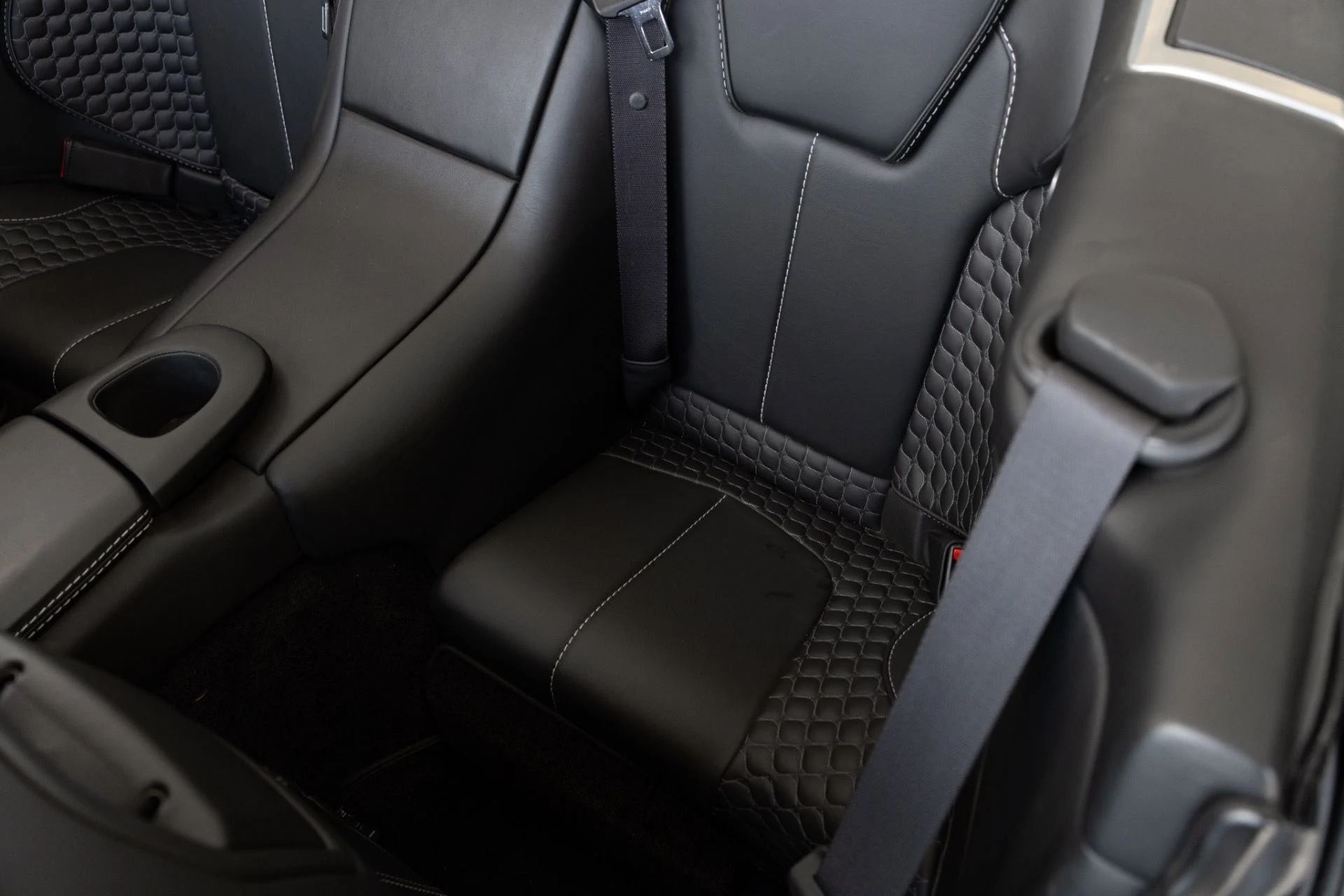 mph063_914465788_Used_2015_Aston_Martin_Vanquish_Volante_1776978035_c2f64f0176