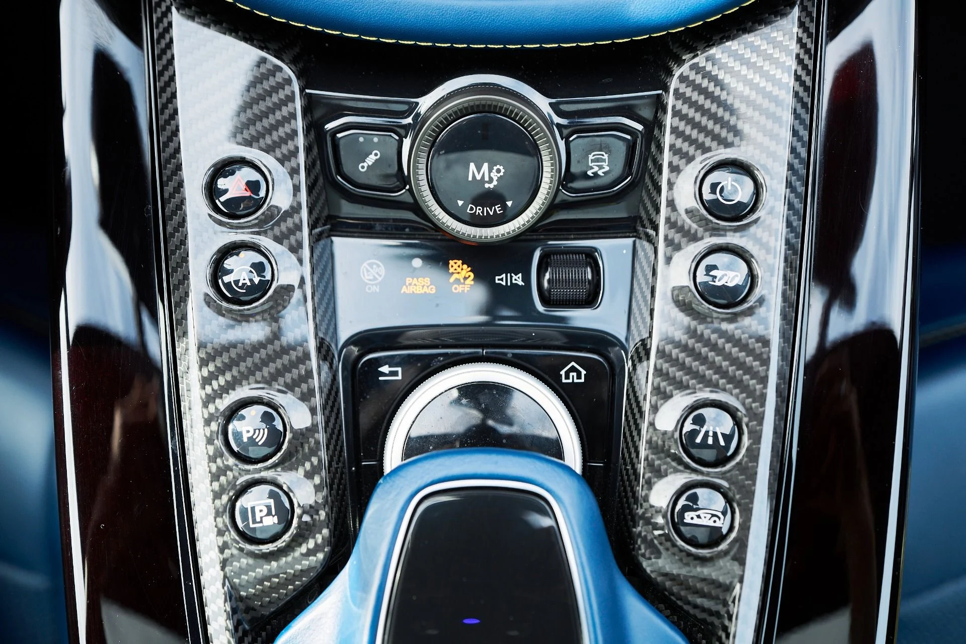 mph063_985567853_Used_2023_Aston_Martin_DBX_707_1762900423_77fe38eb82