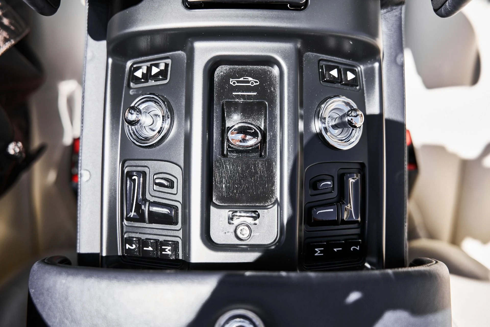 mph064_1051915817_Used_2009_Rolls_Royce_Phantom_Drophead_Coupe_Base_1779209732_975ff72e15