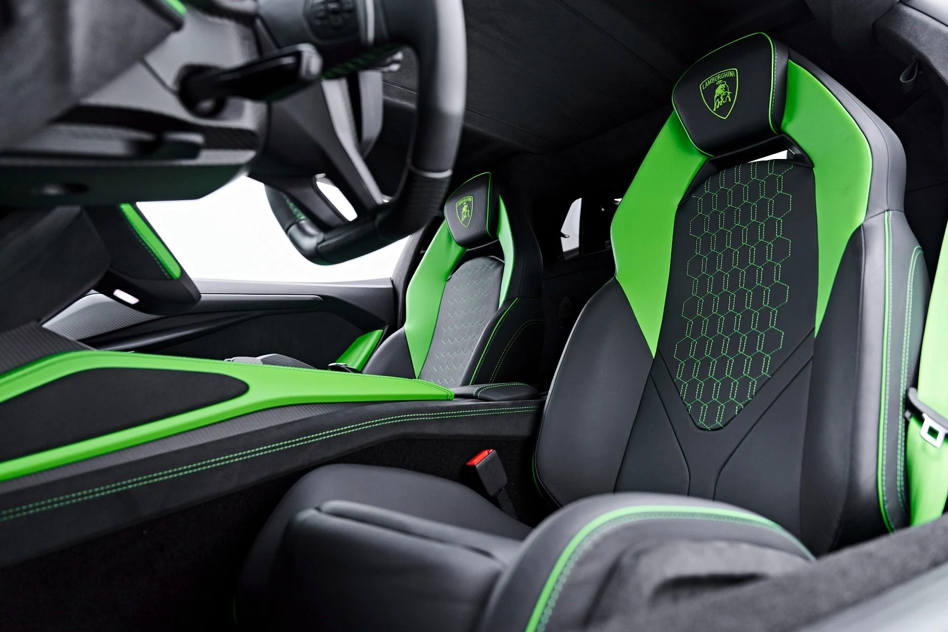 mph064_1322663731_Used_2025_Lamborghini_Revuelto_Base_1785289427_e2b573d246