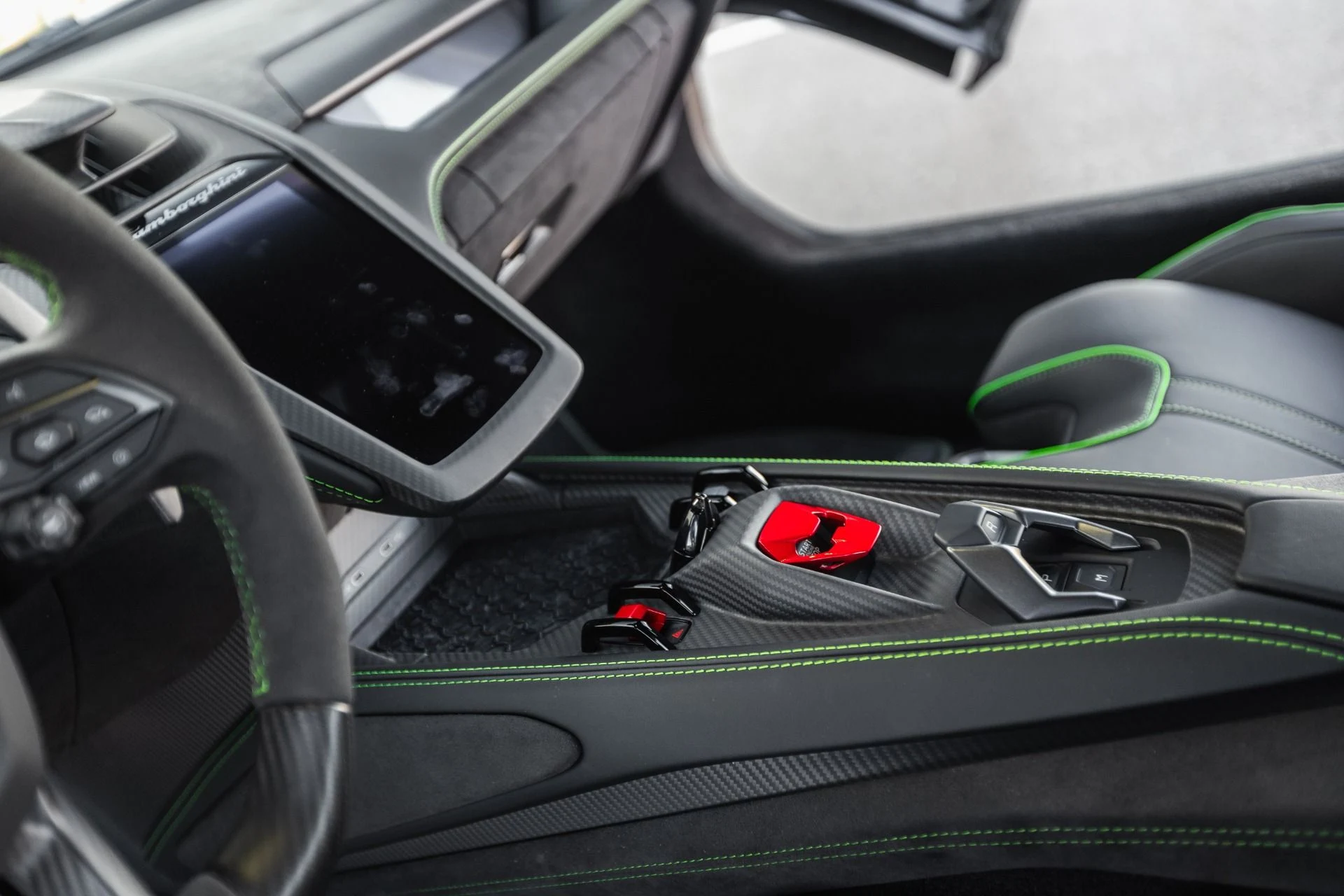 mph064_1328035969_Used_2025_Lamborghini_Revuelto_1791313126_895e0b2bac