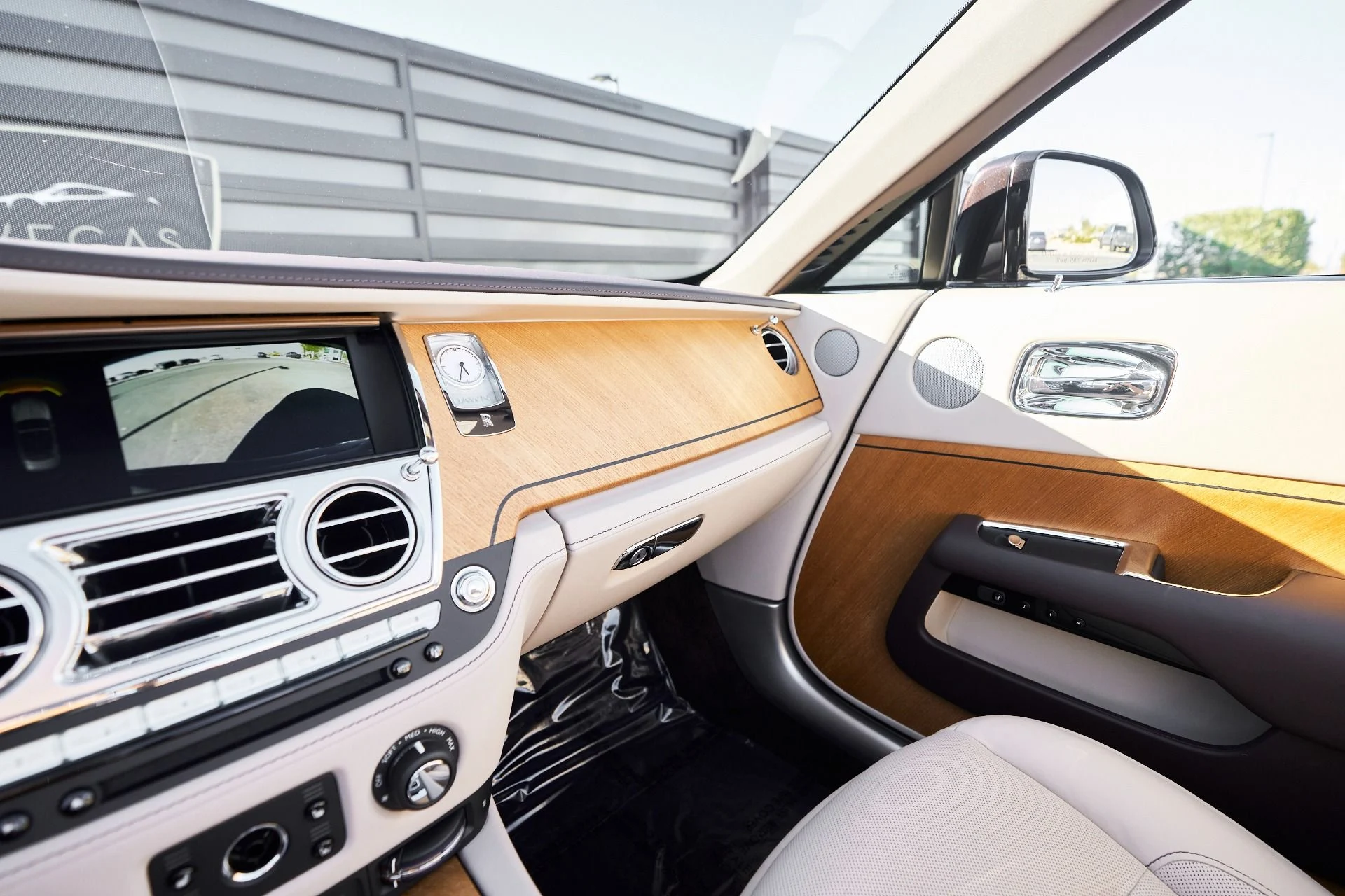 mph064_1430701025_Used_2020_Rolls_Royce_Dawn_Base_1762645879_10da69a5ee