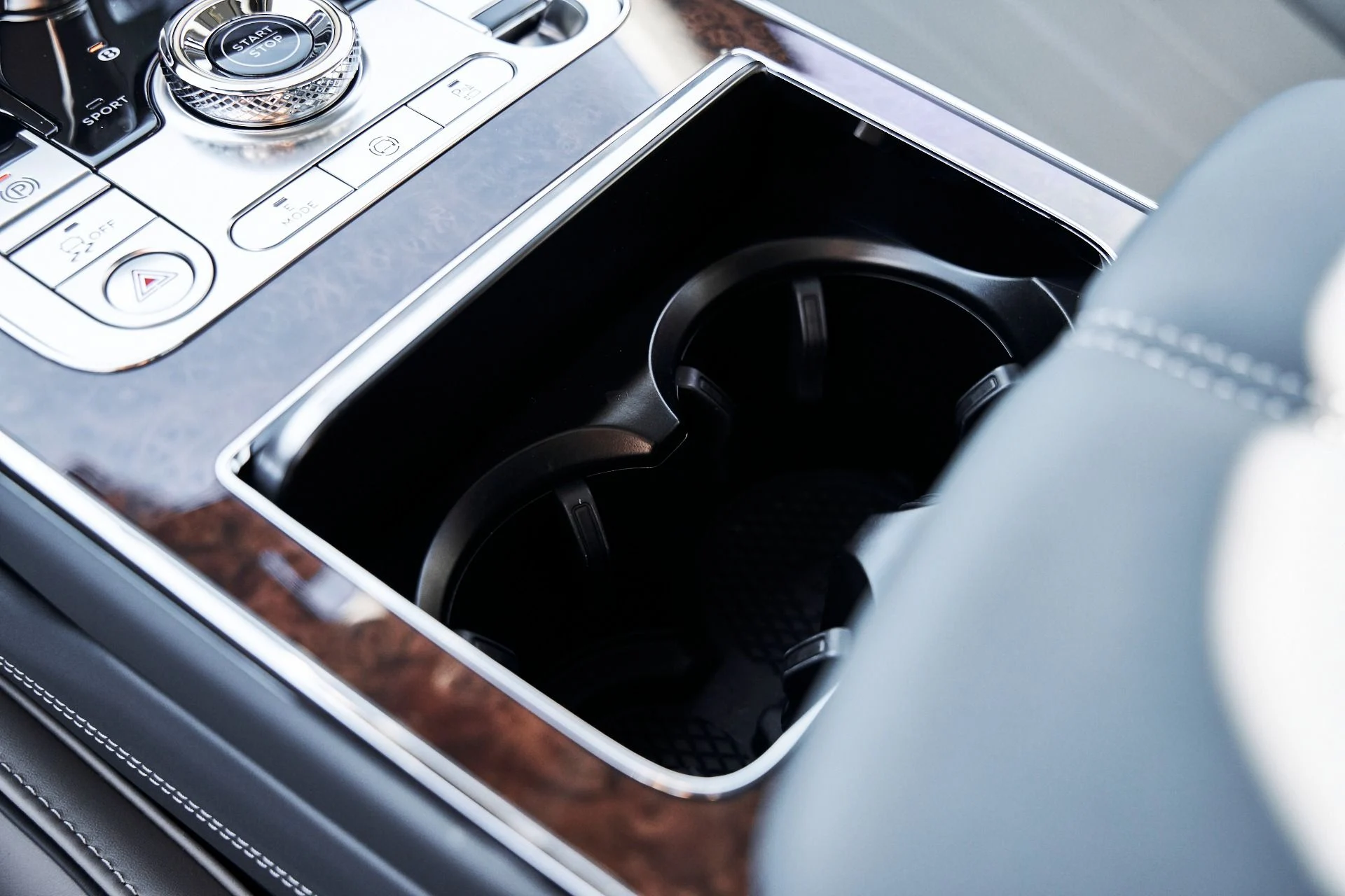 mph064_1450507272_Used_2026_Bentley_Flying_Spur_V8_1775613355_abbc4c60e9