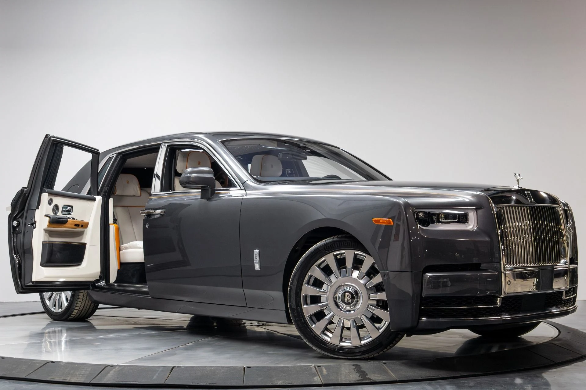 mph064_1535646242_Used_2019_Rolls_Royce_Phantom_1770350910_c8c28fae65