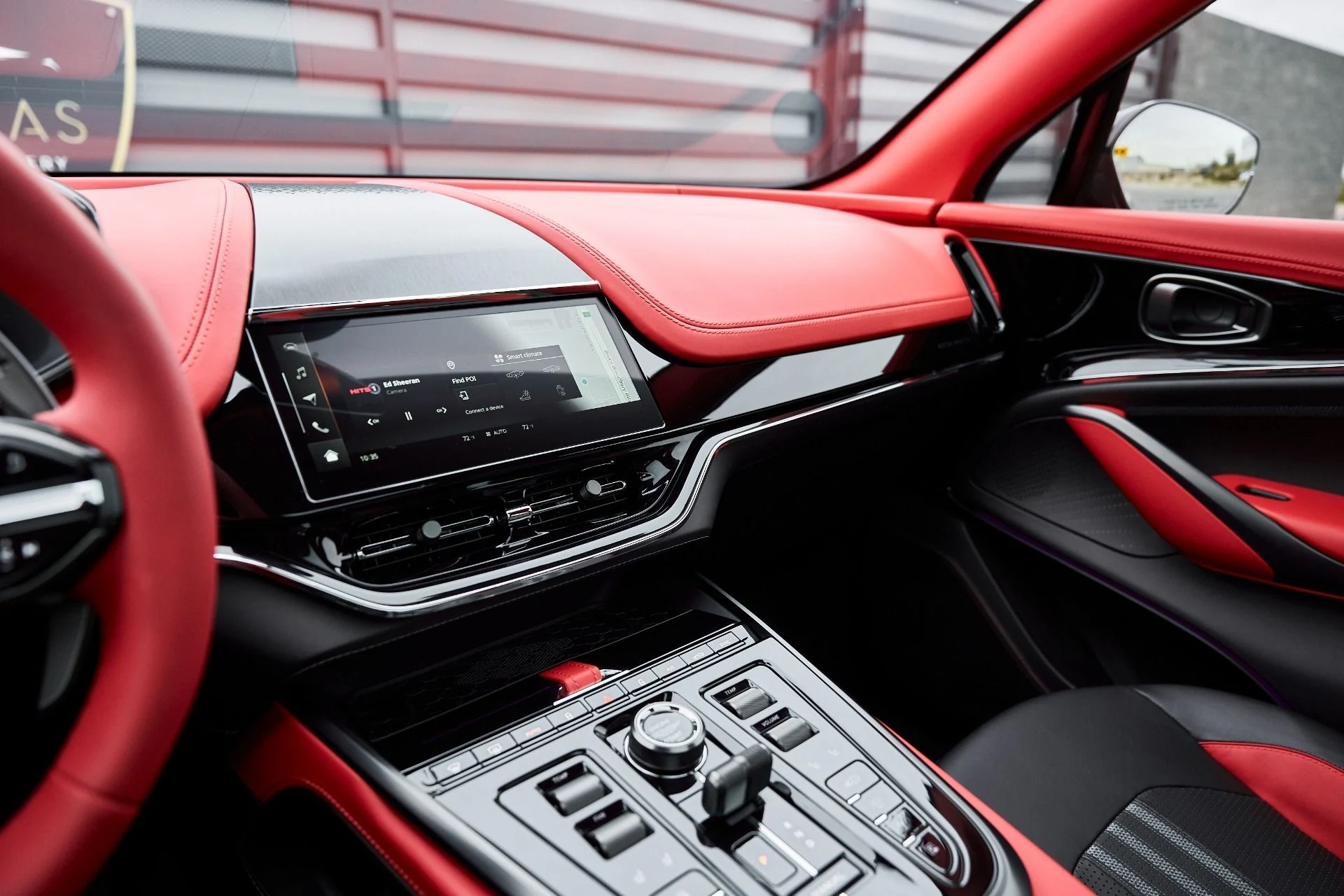 mph064_154828519_Used_2025_Aston_Martin_DBX_707_1766785415_9eb5a6e2bc