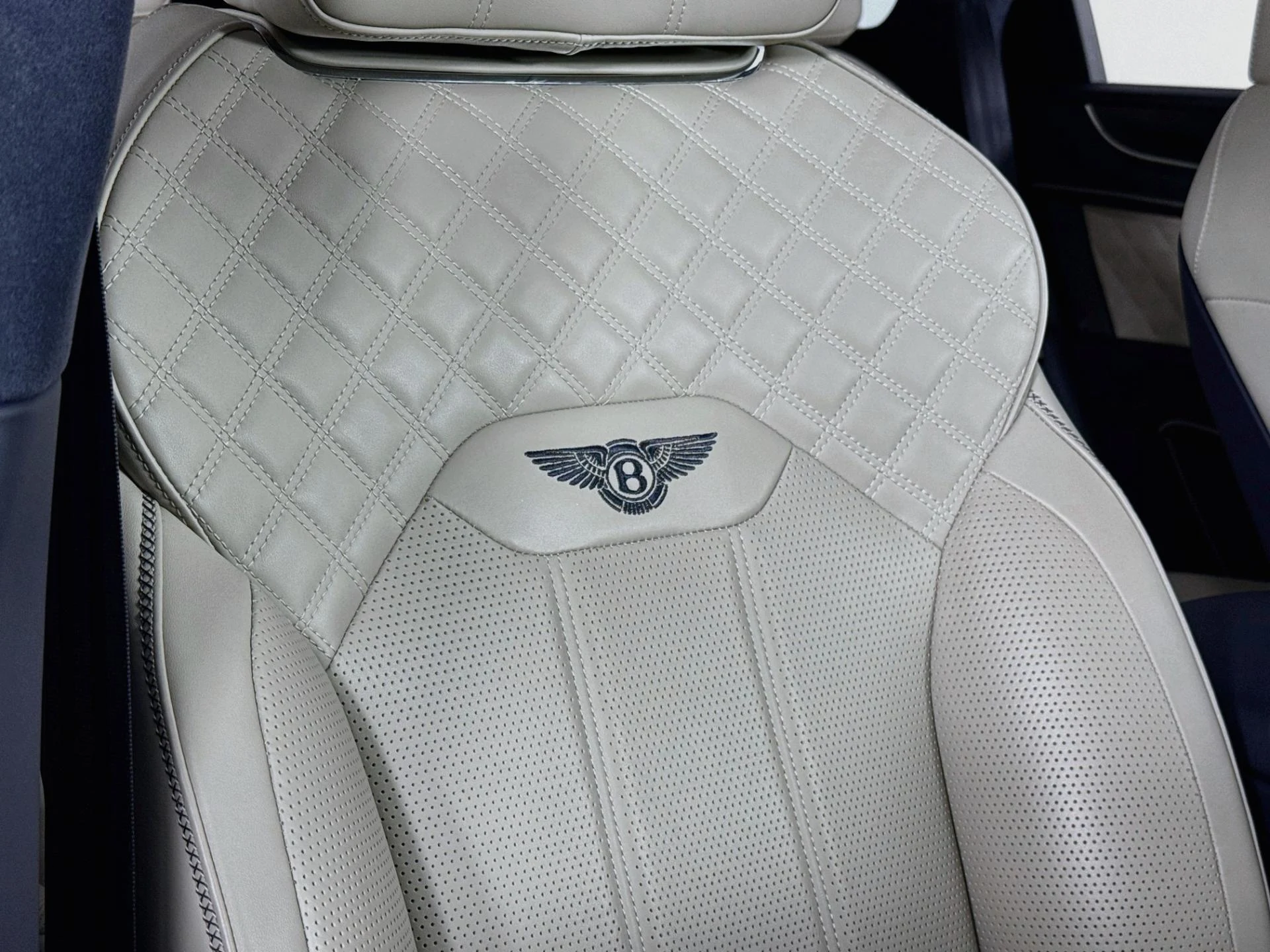 mph064_1594316366_Used_2023_Bentley_Bentayga_Azure_V8_1789145849_282e0e653e