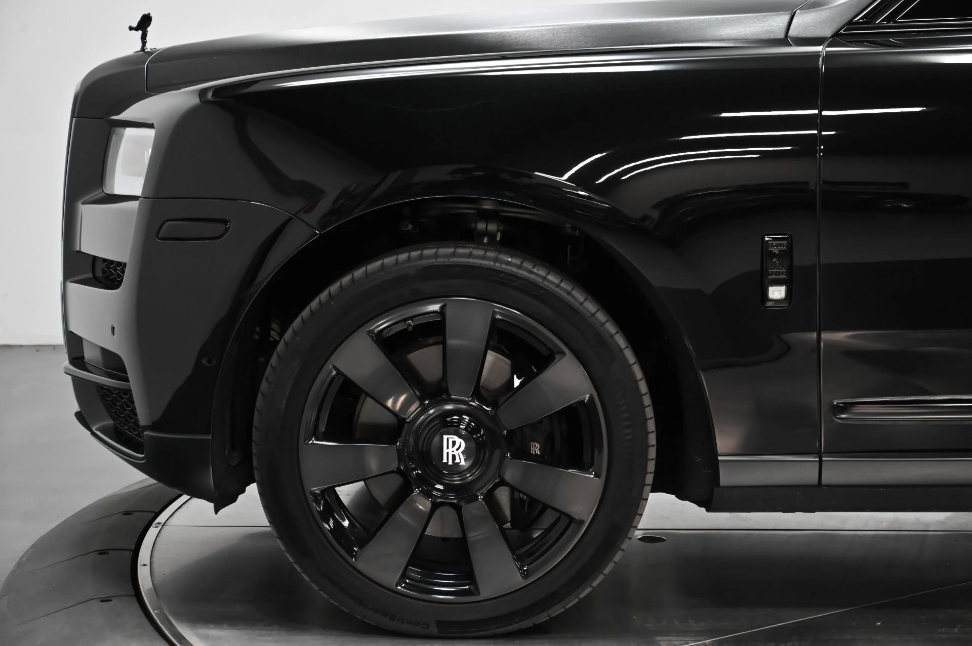 mph064_1691658816_Used_2019_Rolls_Royce_Cullinan_Base_1753916871_7ccf347da5