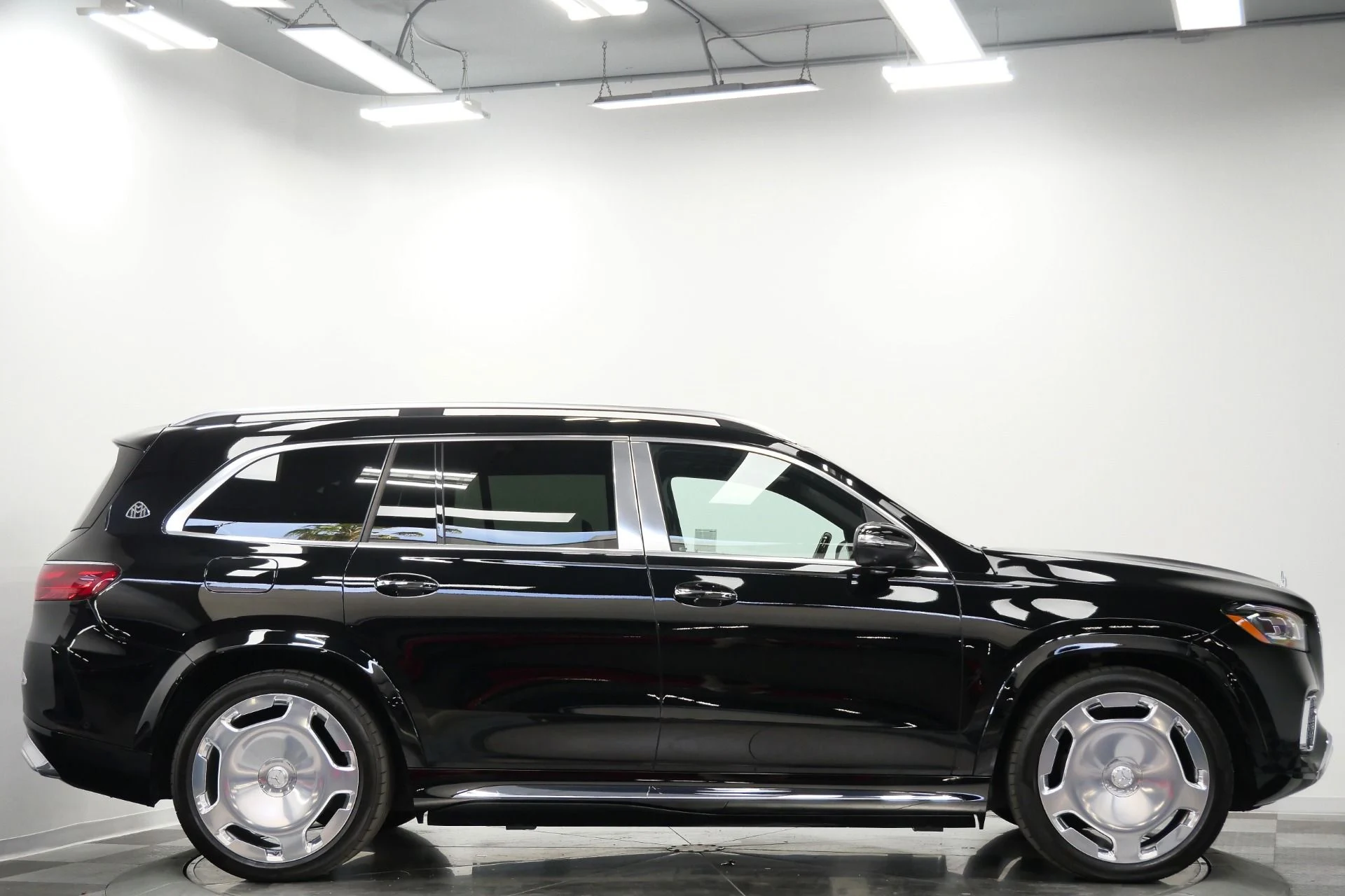 mph064_1744640518_Used_2025_Mercedes_Benz_Maybach_GLS_600_4_MATIC_Monoblock_Wheels_4_Seat_Configuration_Rear_Entertainment_1776793710_ee20fd3600