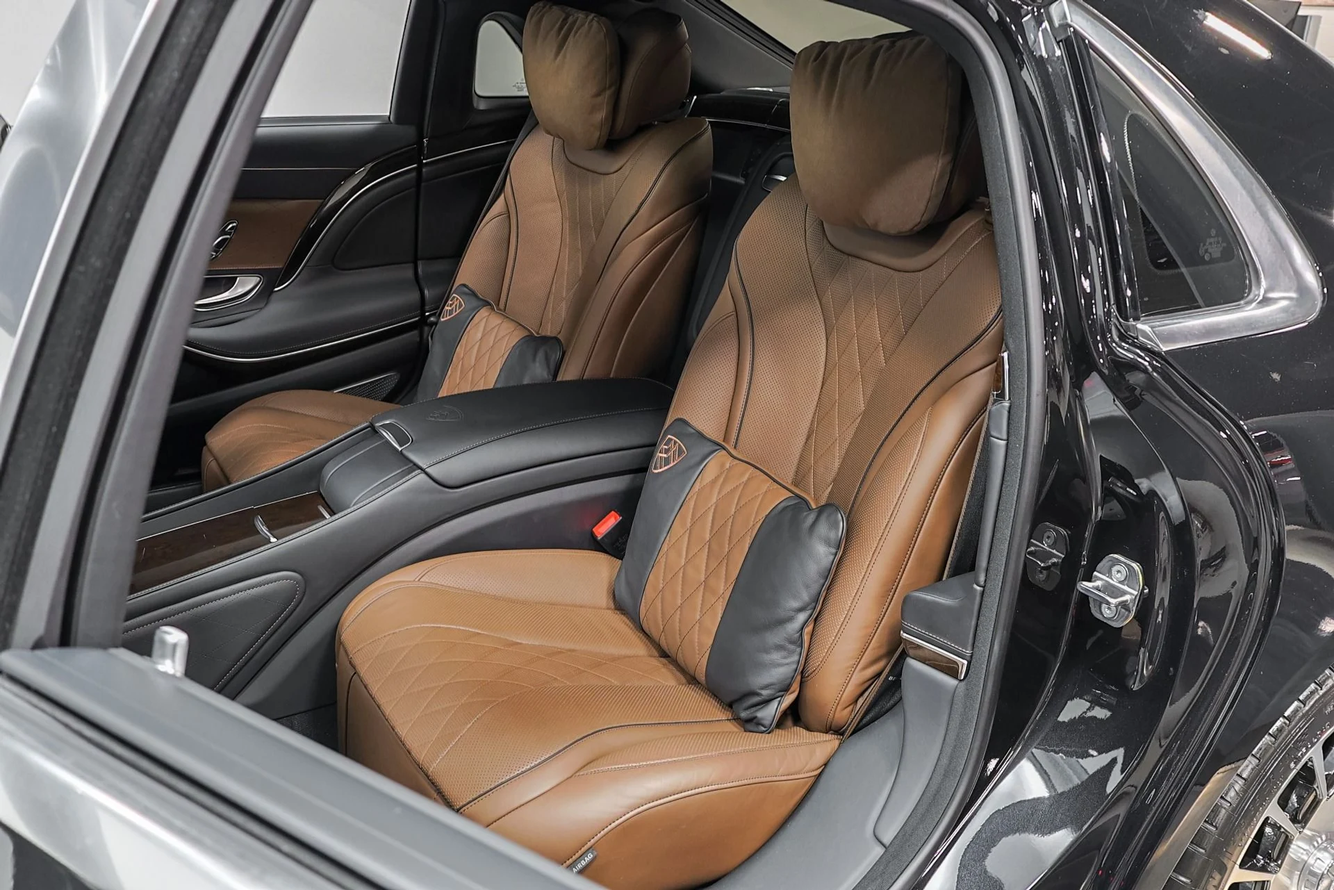 mph064_1796440520_Used_2019_Mercedes_Benz_S_Class_Maybach_S_560_4_MATIC_1761681414_02f7174e19