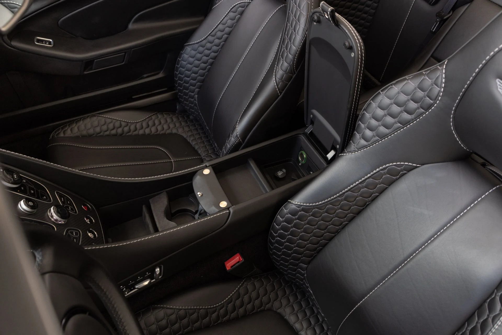 mph064_1809961024_Used_2015_Aston_Martin_Vanquish_Volante_1776978035_54d2175922