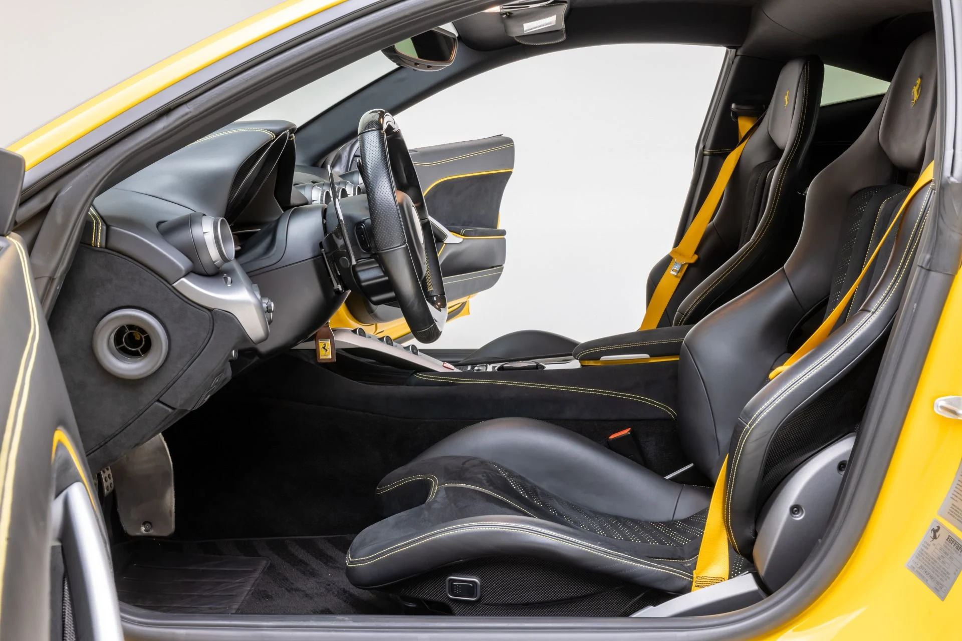 mph064_1892140852_Used_2014_Ferrari_F12berlinetta_1766171664_4a3a2b1e1e