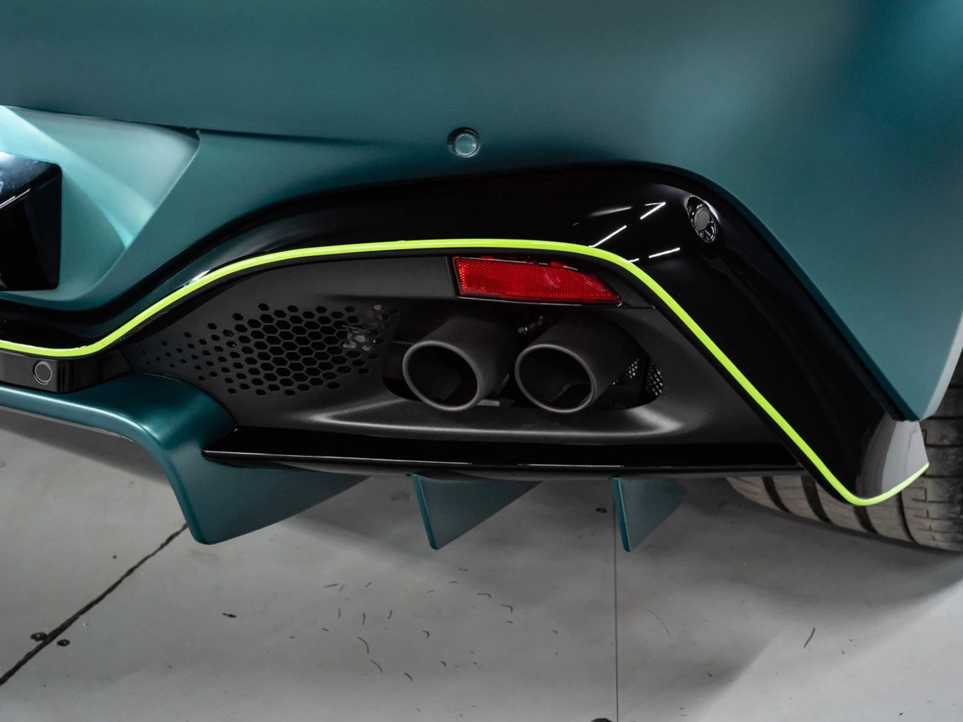 mph064_2381673814_aston_martin_vantage_2023_13355affde