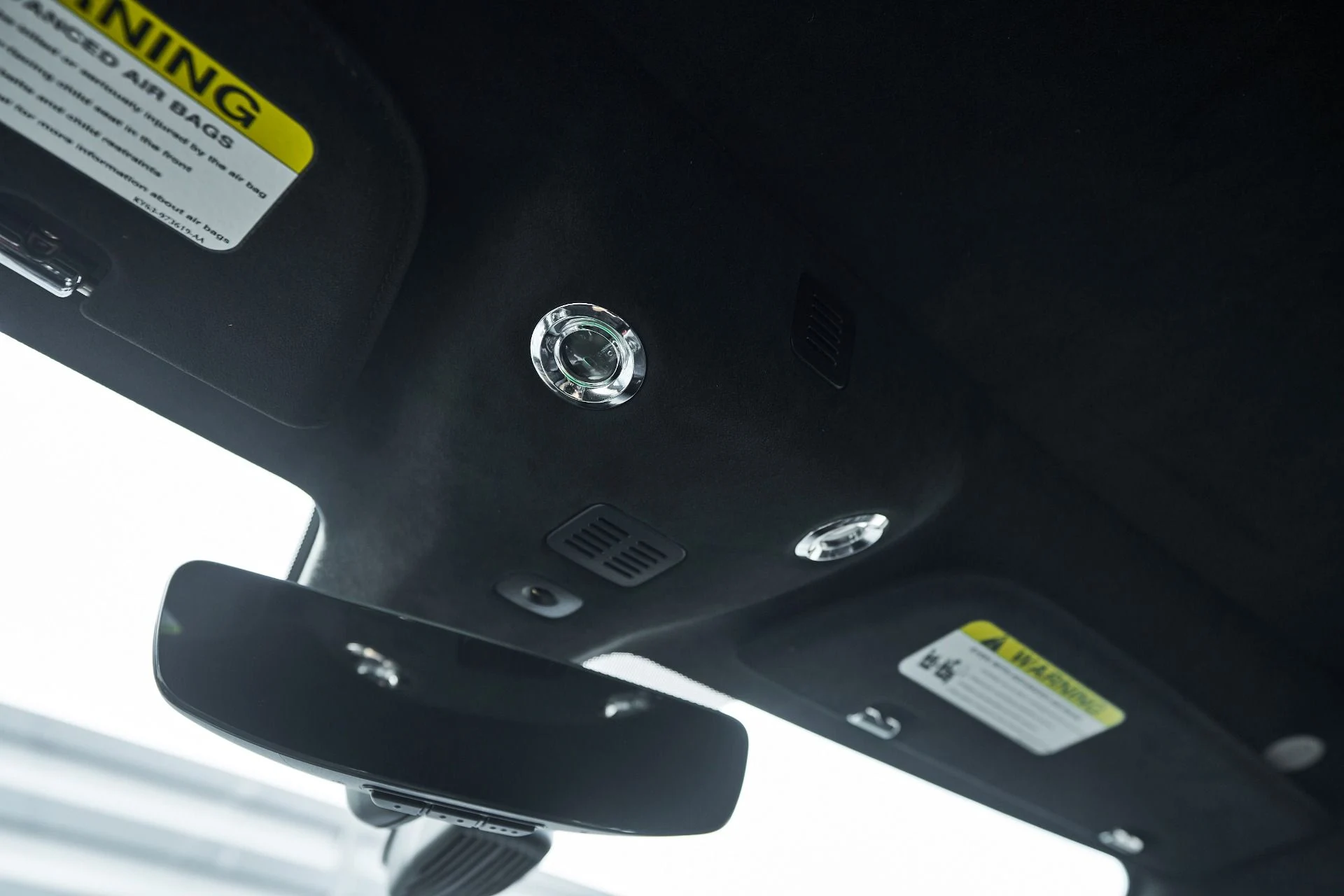 mph064_2405225982_Used_2023_Aston_Martin_Vantage_Base_1762913663_1ab791db38