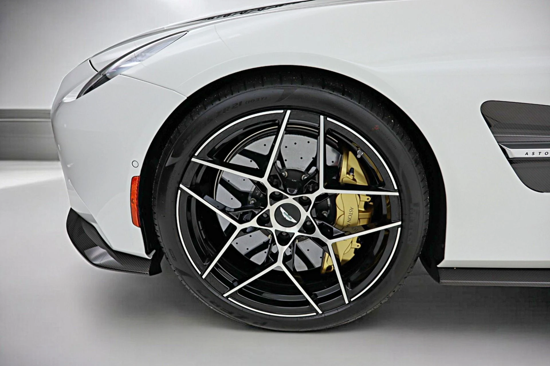 mph064_2504170666_New_2026_Aston_Martin_Vanquish_Volante_d45570b6af