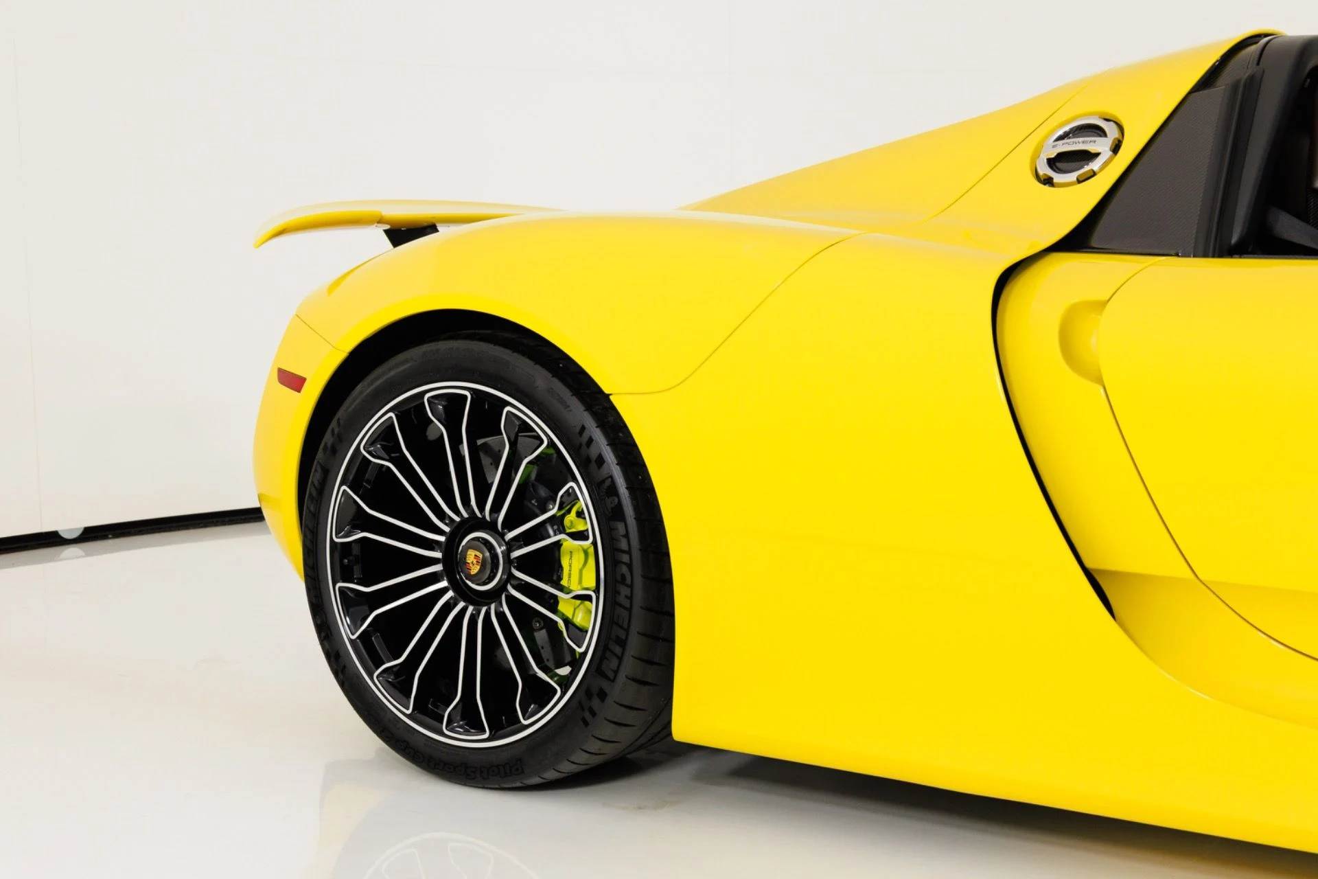 mph064_2664897052_Used_2015_Porsche_918_Spyder_1789427643_61e8cc4f21