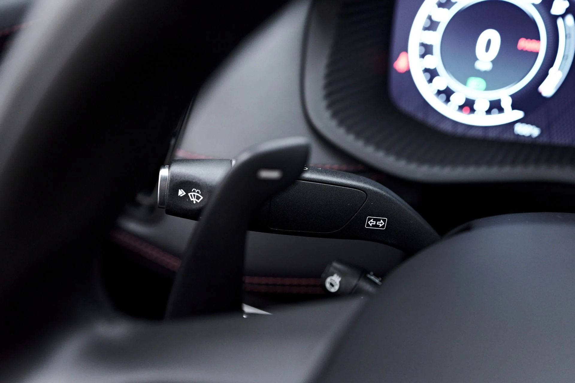 mph064_2739312380_Used_2023_Aston_Martin_DBX_707_1754786768_3e33e0708e