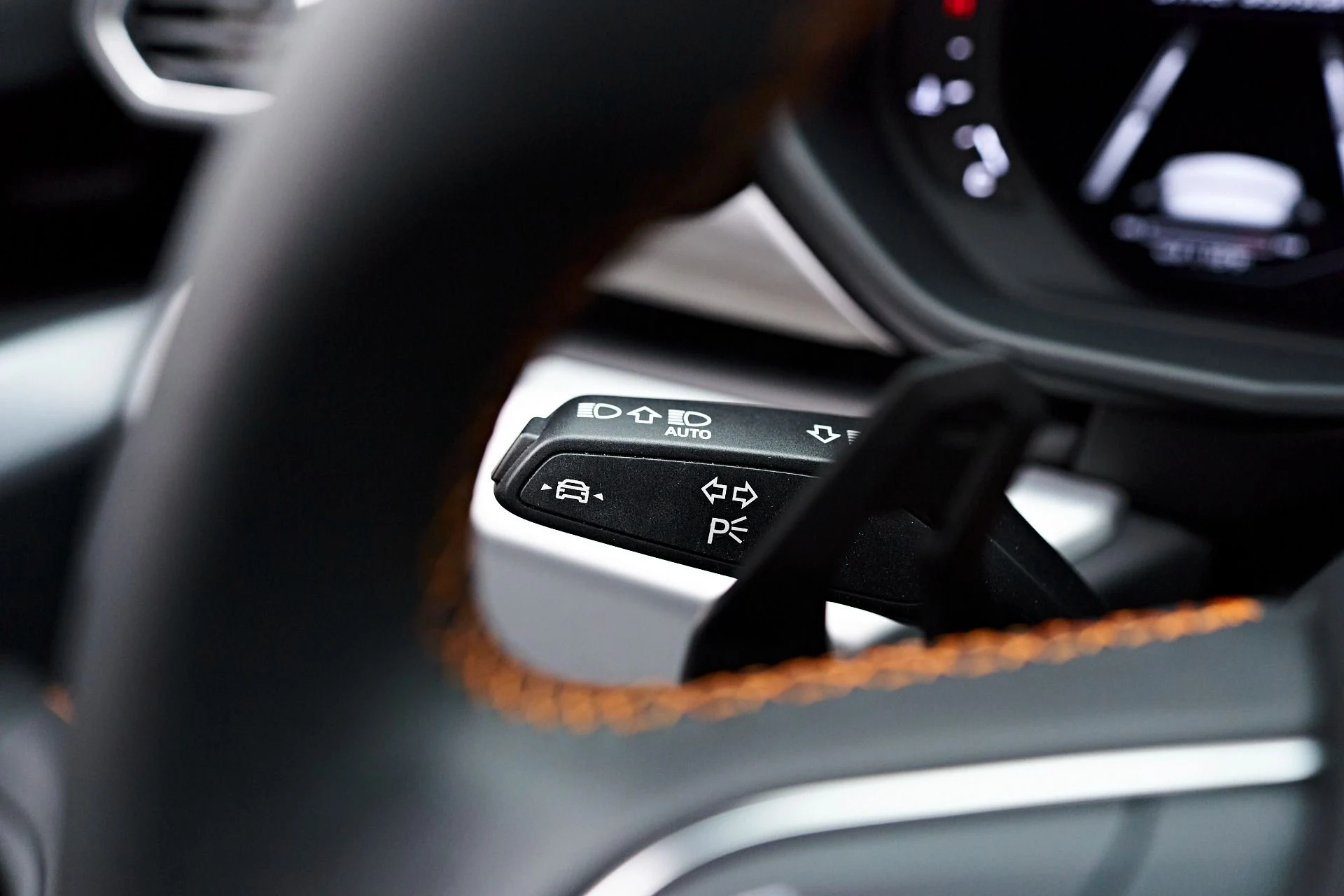 mph064_2757379590_Used_2023_Lamborghini_Urus_1710196523_a457617be1