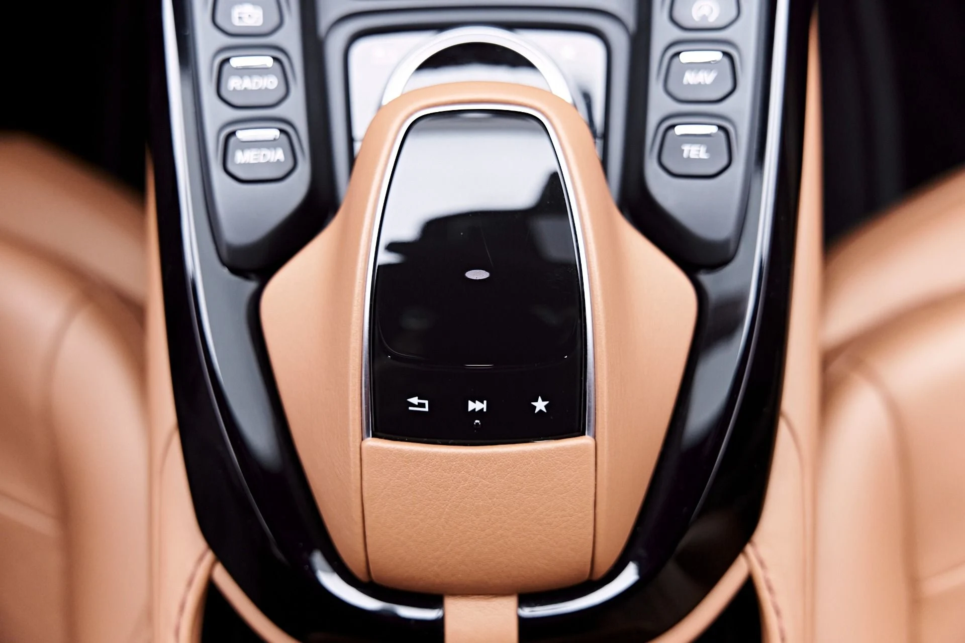 mph064_278502725_Used_2020_Aston_Martin_Vantage_Base_1777504351_44de5fa8e0