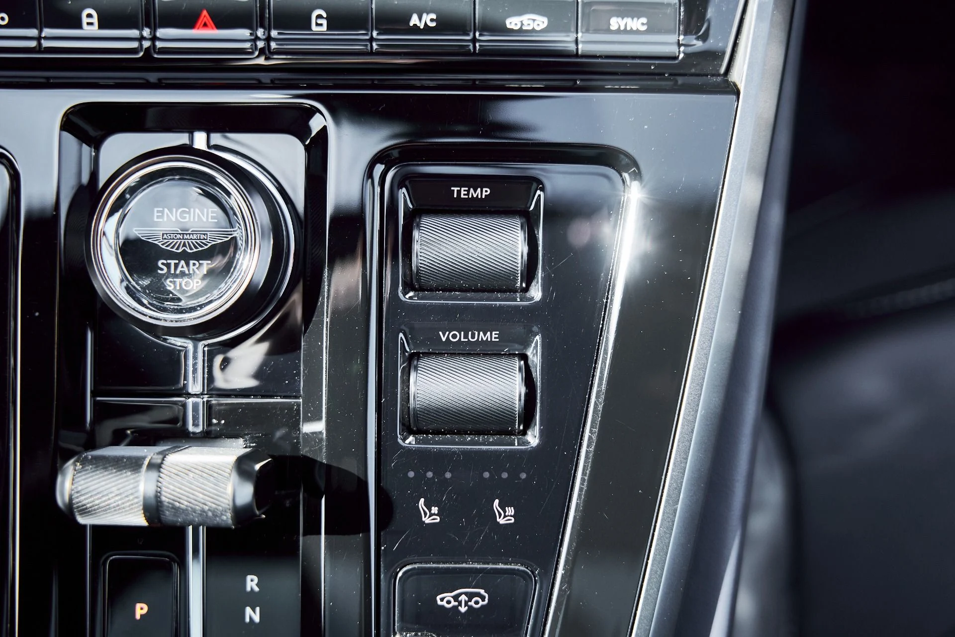 mph064_2880464986_Used_2025_Aston_Martin_DBX_707_1771642305_f95f2210d1