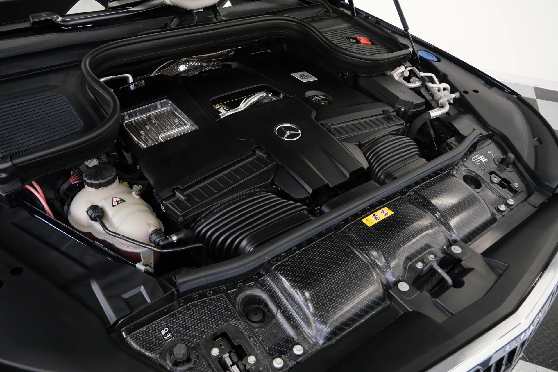 mph064_3028251473_Used_2024_Mercedes_Benz_Maybach_GLS_600_4_MATIC_Factory_Two_Tone_paint_Polished_Wheels_Loaded_1774374618_51eb6f8b25