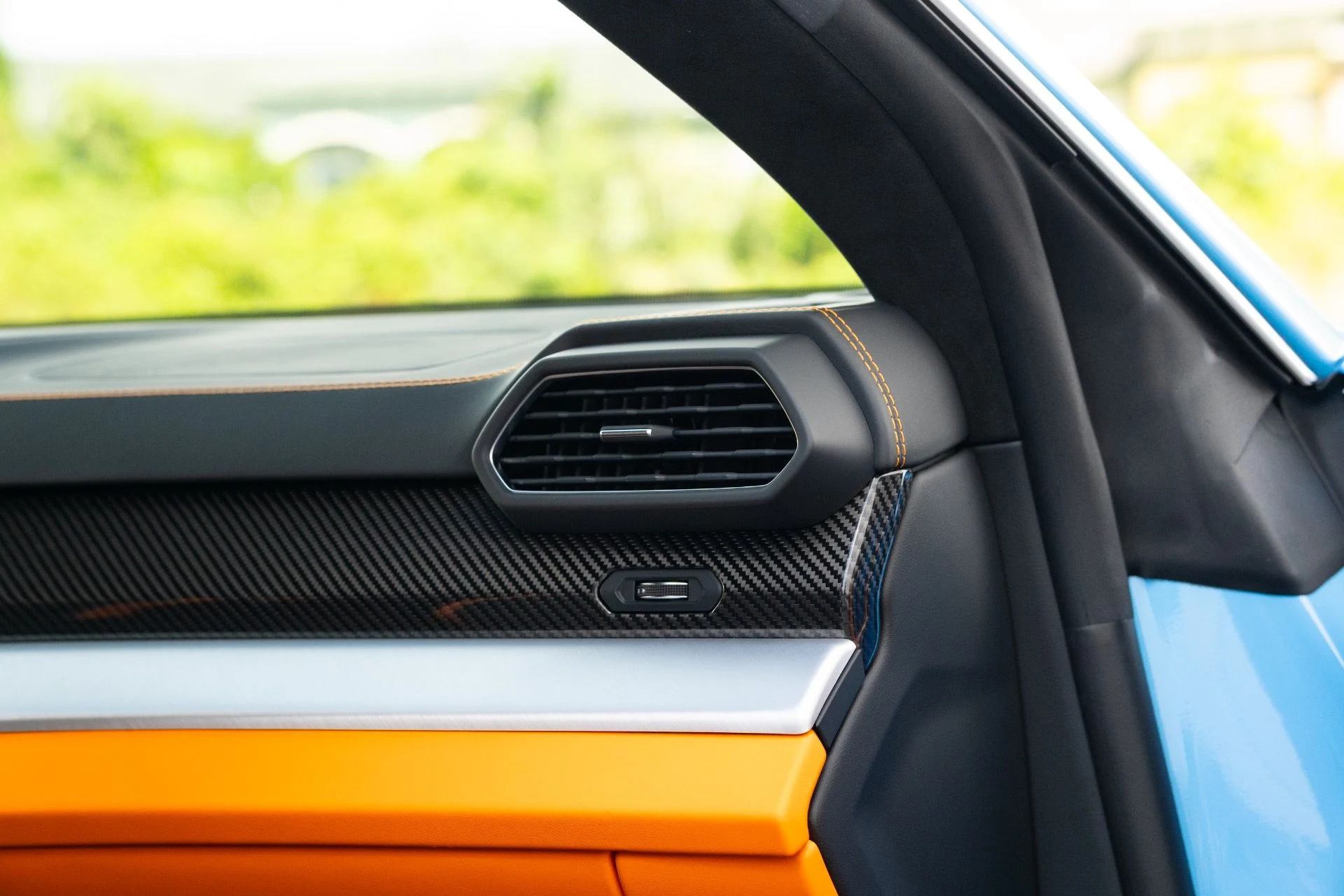 mph064_30846310_Used_2024_Lamborghini_Urus_S_1773951175_27a0648d82