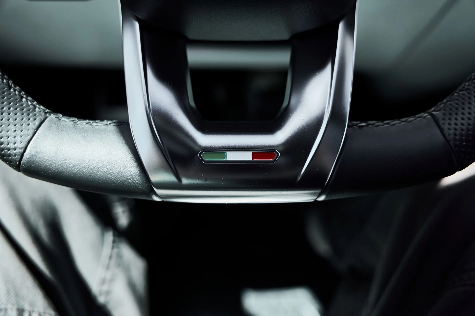 mph064_3116128471_Used_2019_Lamborghini_Urus_Base_1776301913_e9169dcc99