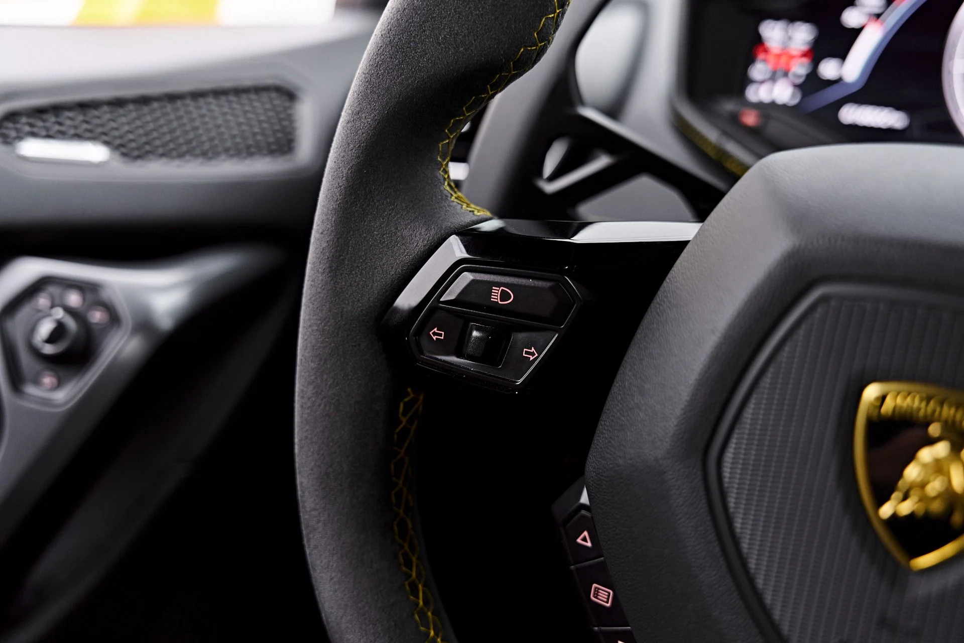 mph064_3240509530_Used_2022_Lamborghini_Huracan_EVO_Base_1787357910_30eb229923