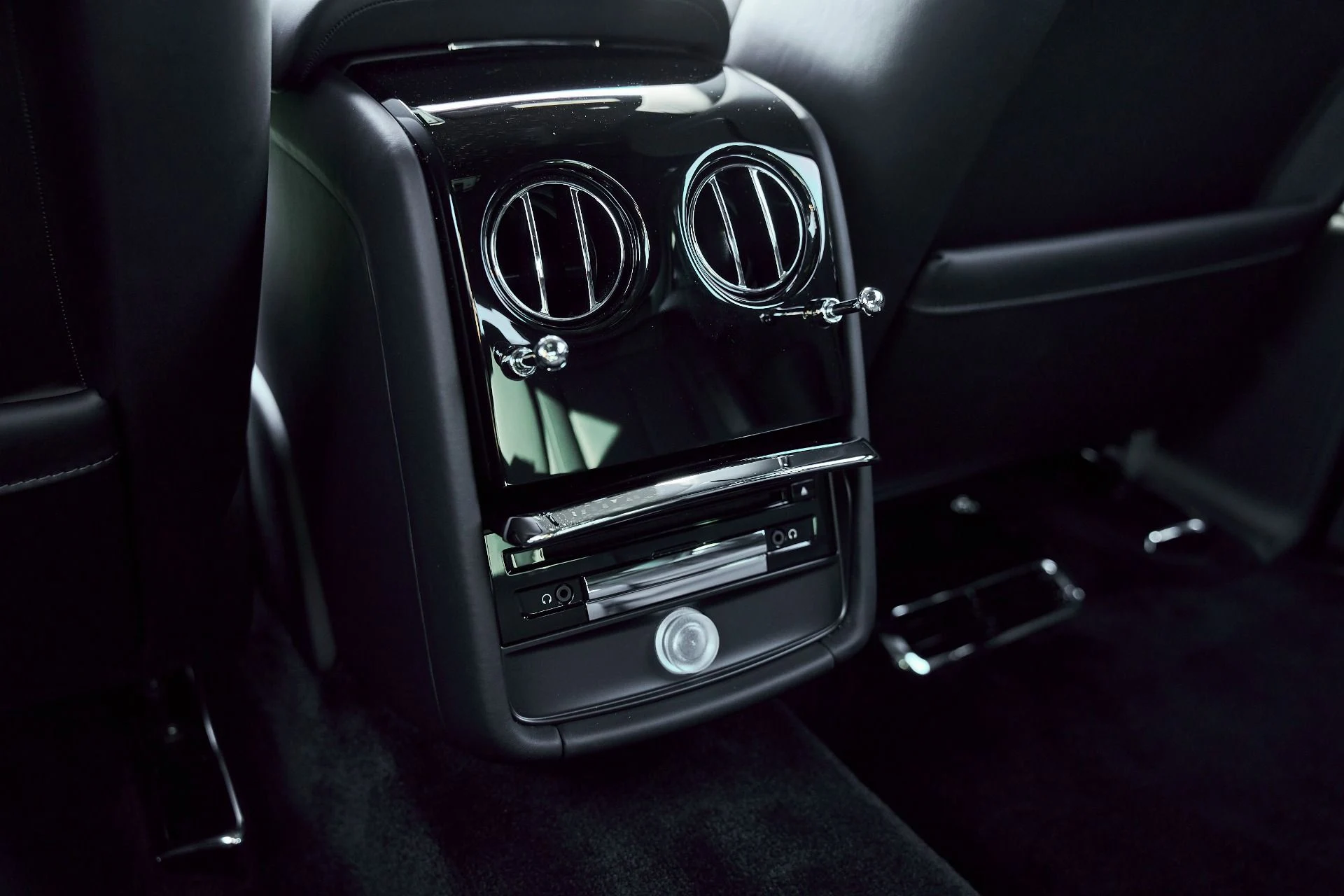 mph064_3310464766_Used_2024_Rolls_Royce_Phantom_Base_1770700142_6da7b97458