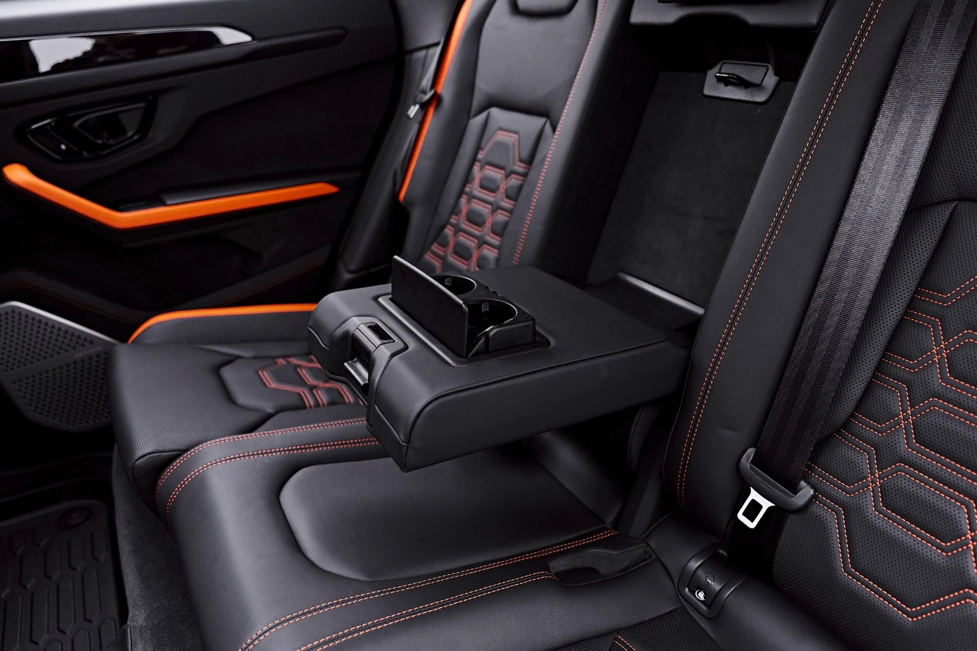 mph064_3380491182_Used_2025_Lamborghini_Urus_SE_1788282766_4c1718fd32