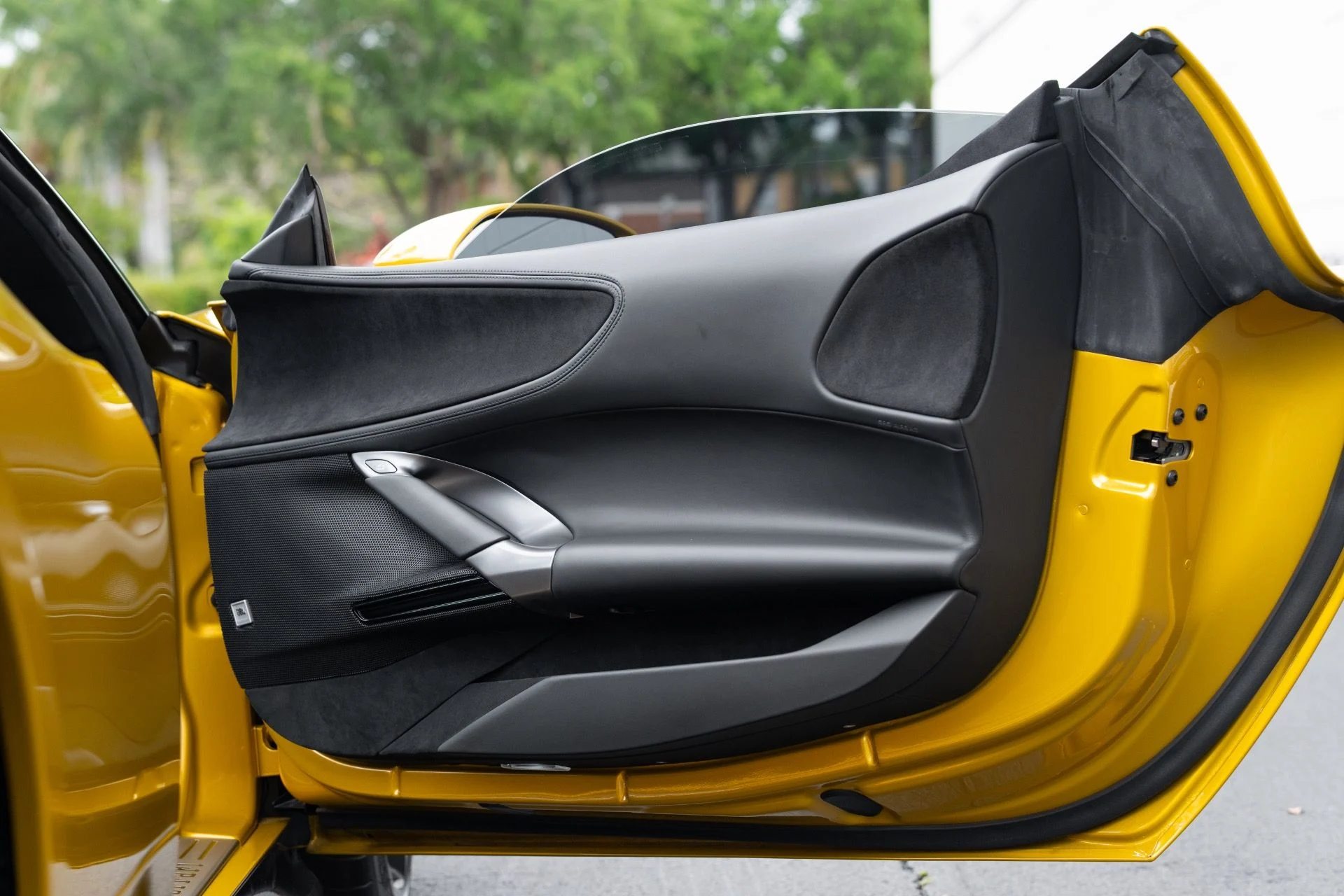 mph064_3411035425_Used_2022_Ferrari_SF_90_Spider_1775626235_f77c8ab485