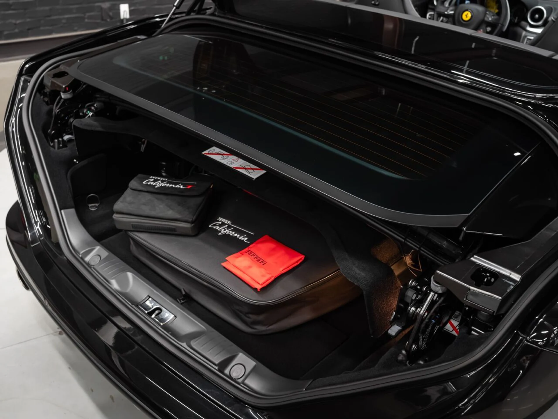 mph064_349074000_ferrari_california_2015_1af00bdc45