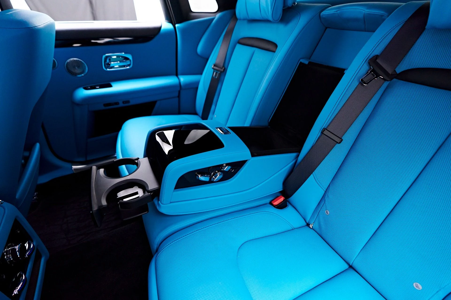 mph064_3566159867_Used_2024_Rolls_Royce_Ghost_Base_1755131984_177a2409ce