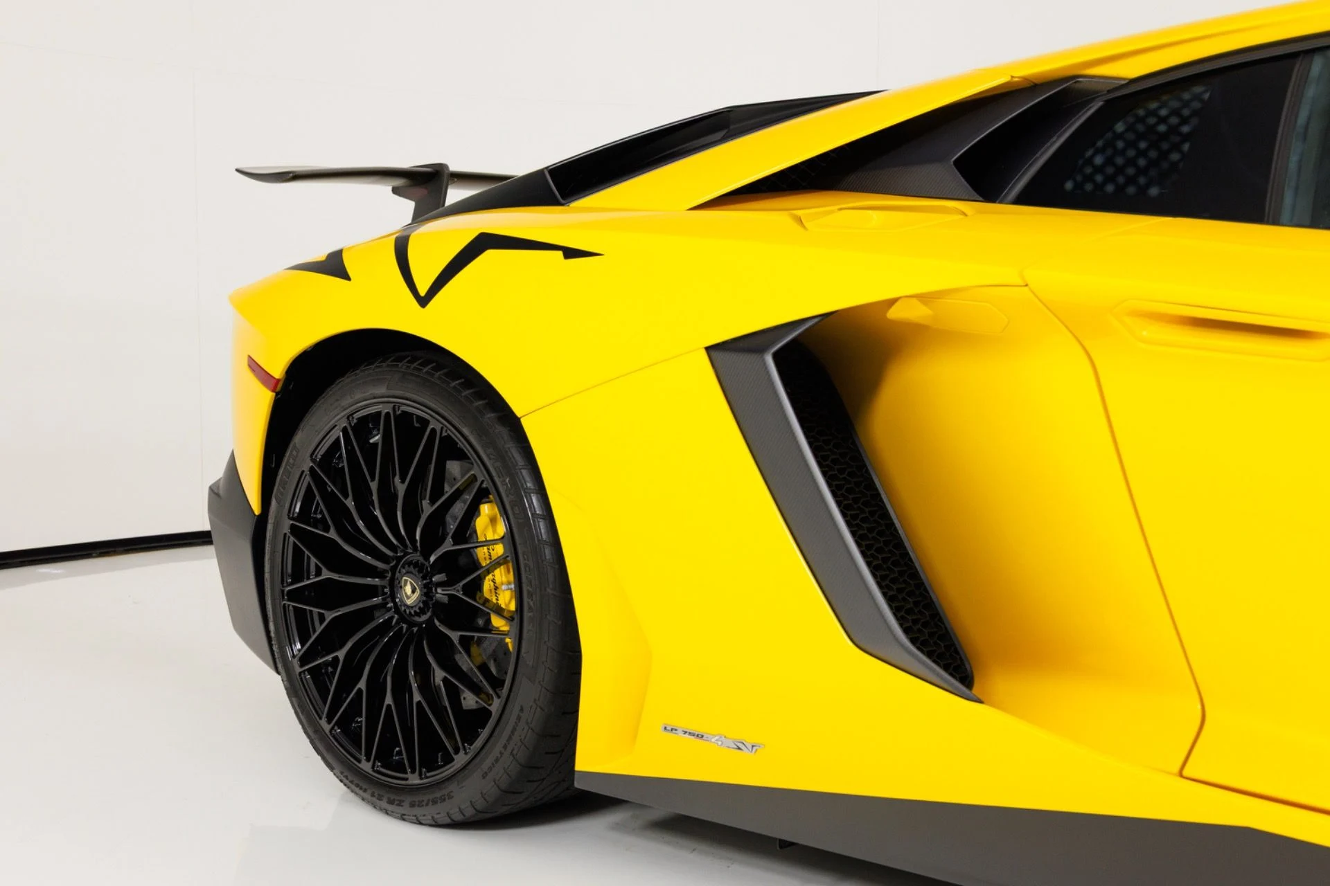 mph064_3862155351_Used_2016_Lamborghini_Aventador_LP_750_4_Superveloce_1785278593_bdabd3d6f4