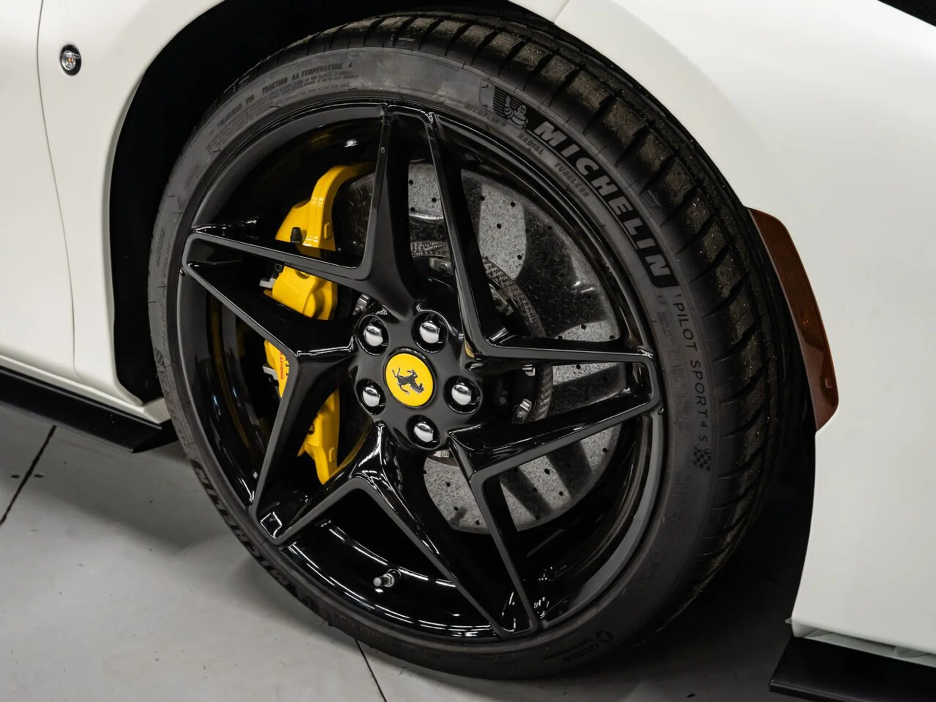 mph064_3907322137_ferrari_f8_spider_2022_fe5470591f