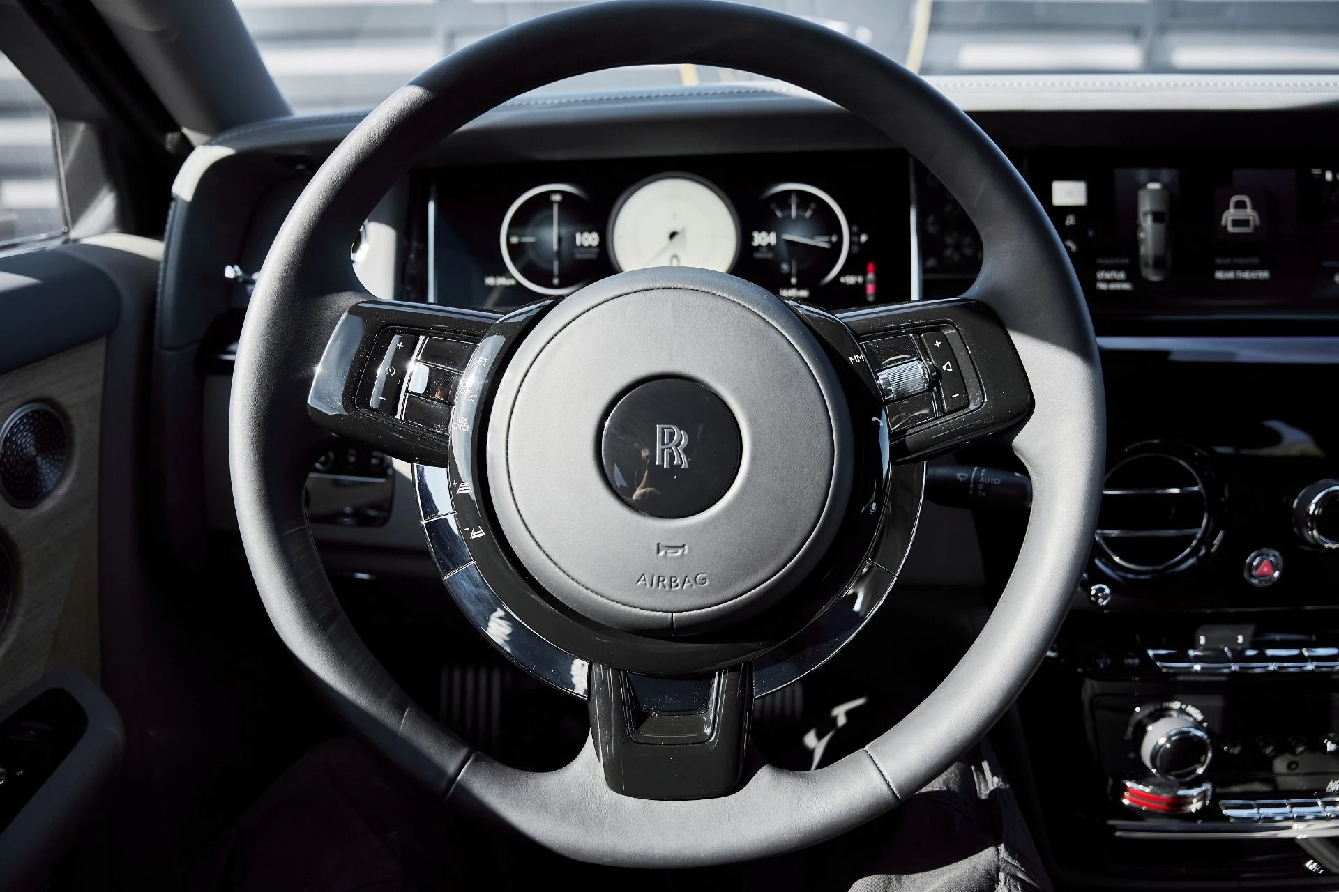 mph064_3948088392_Used_2025_Rolls_Royce_Phantom_Base_1769480998_b1c4dabef0