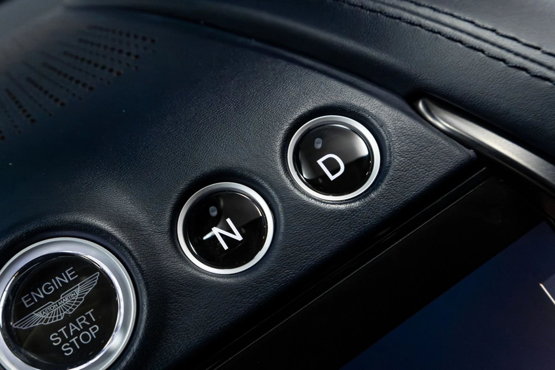 mph064_4220318108_Used_2021_Aston_Martin_DBX_1770088523_0e971909c5