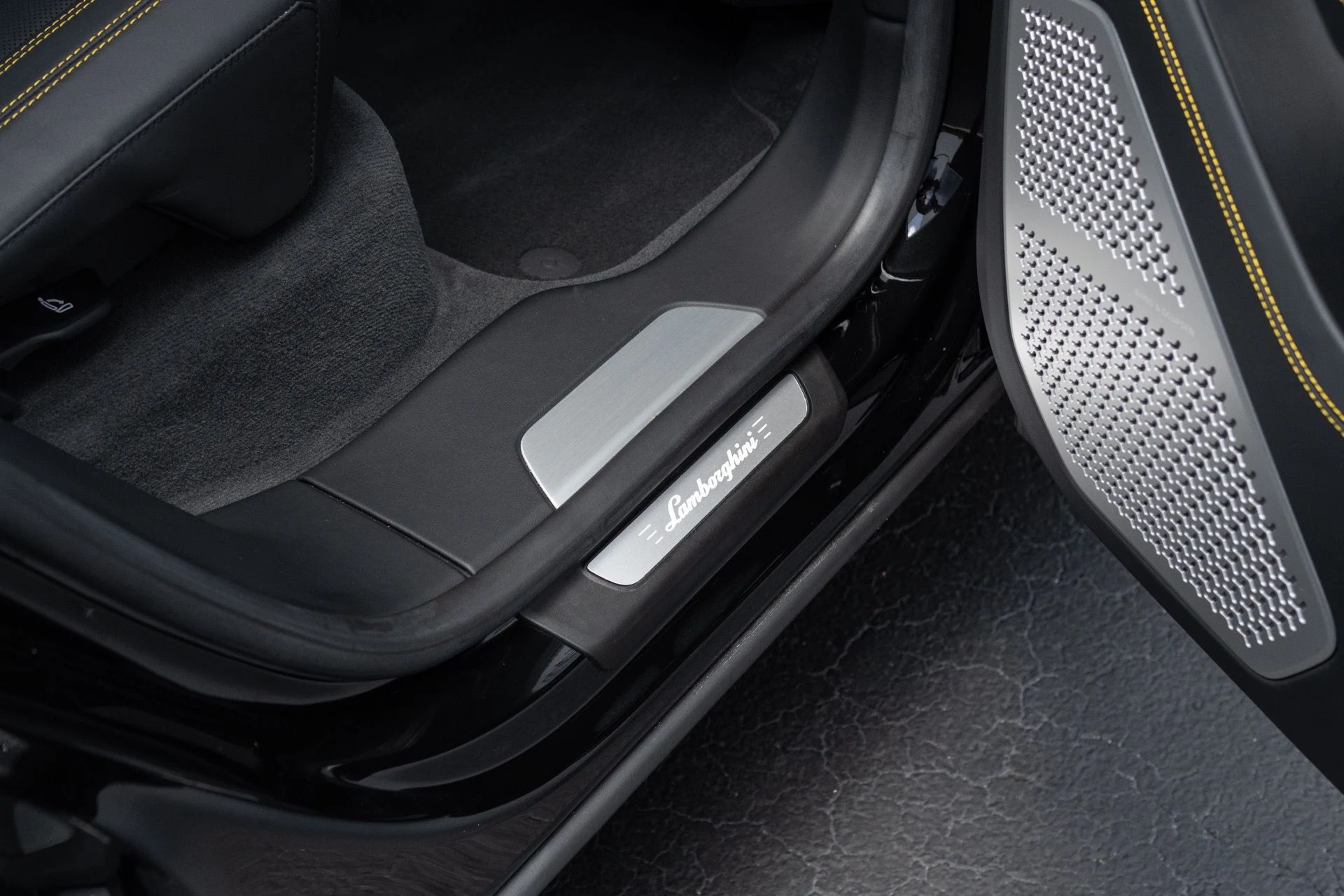 mph064_4282831993_Used_2022_Lamborghini_Urus_1776127246_10656a92cd