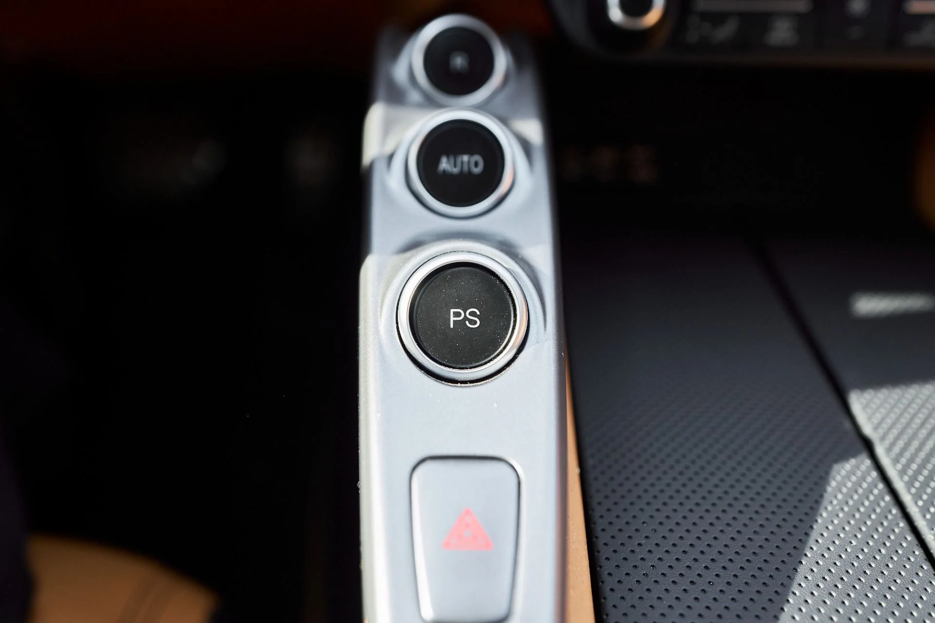 mph064_777234953_Used_2018_Ferrari_GTC_4_Lusso_V12_1764210241_ec6df0e42b