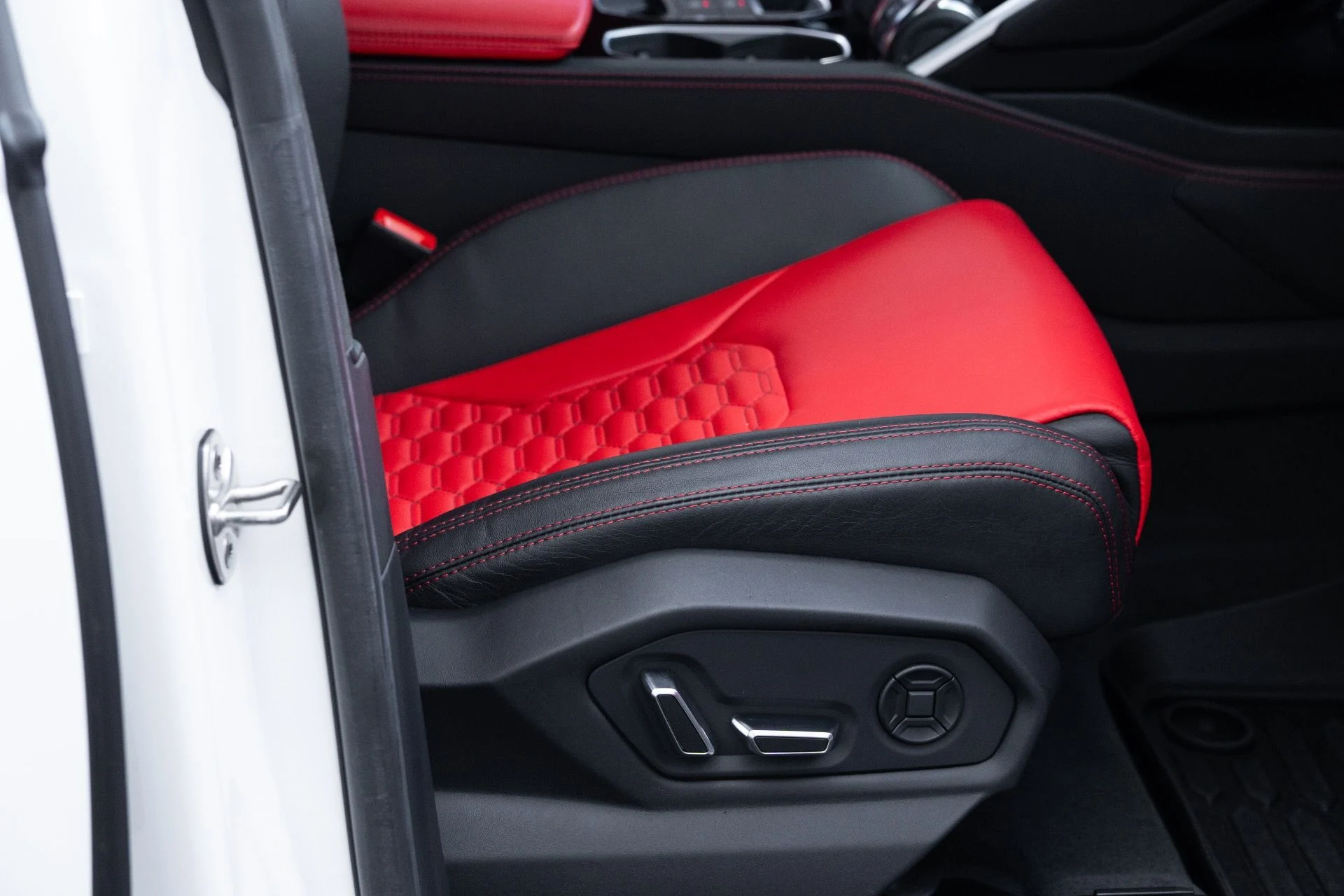 mph064_907952198_Used_2022_Lamborghini_Urus_1778780626_8c6e04490e
