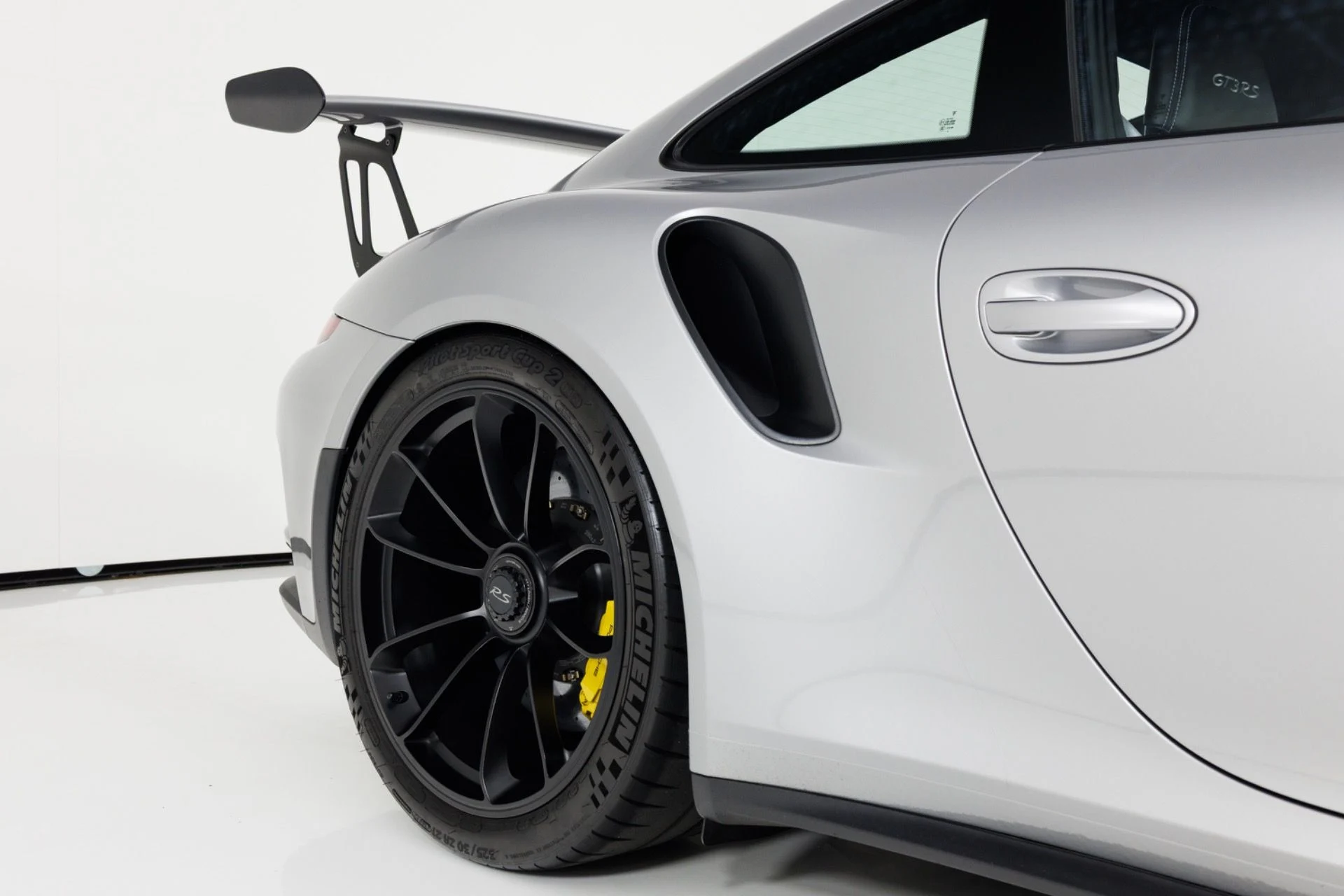 mph065_1203327647_Used_2016_Porsche_911_GT_3_RS_1782496729_98ba2f594d