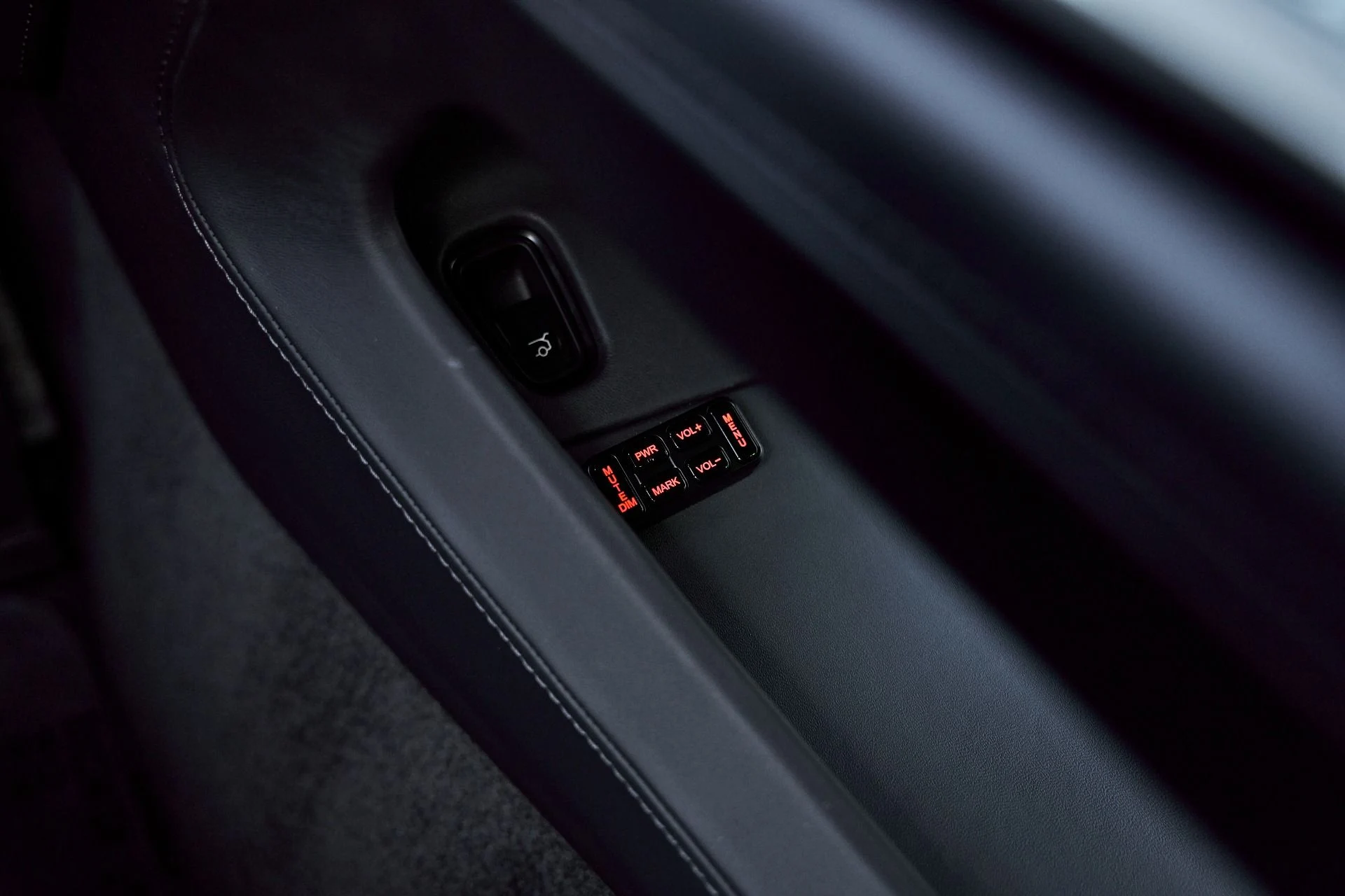 mph065_1378907108_Used_2025_Aston_Martin_DBX_707_1767063265_c8e103aed3