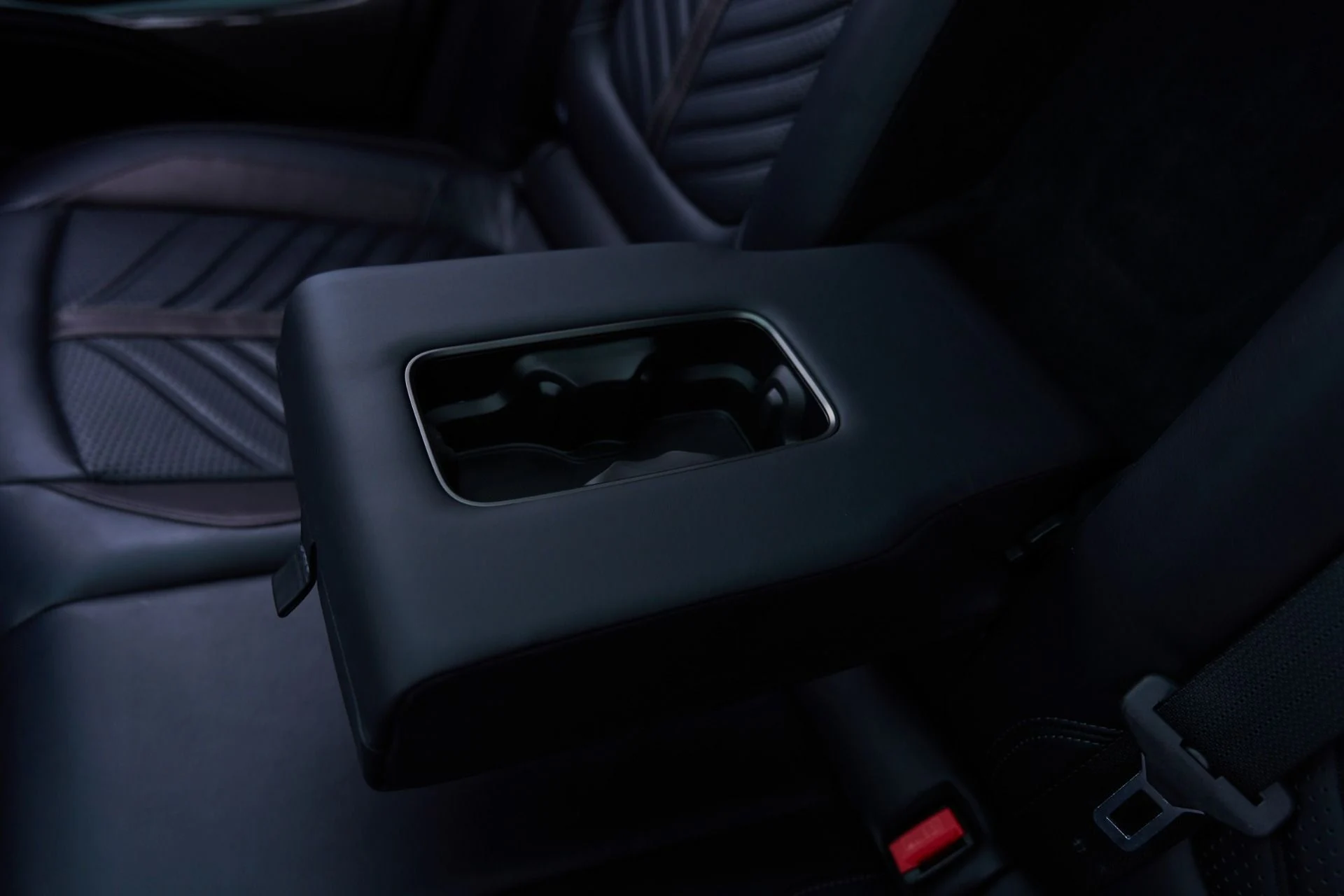 mph065_149839141_Used_2024_Aston_Martin_DBX_707_1793218303_97dcfc6182