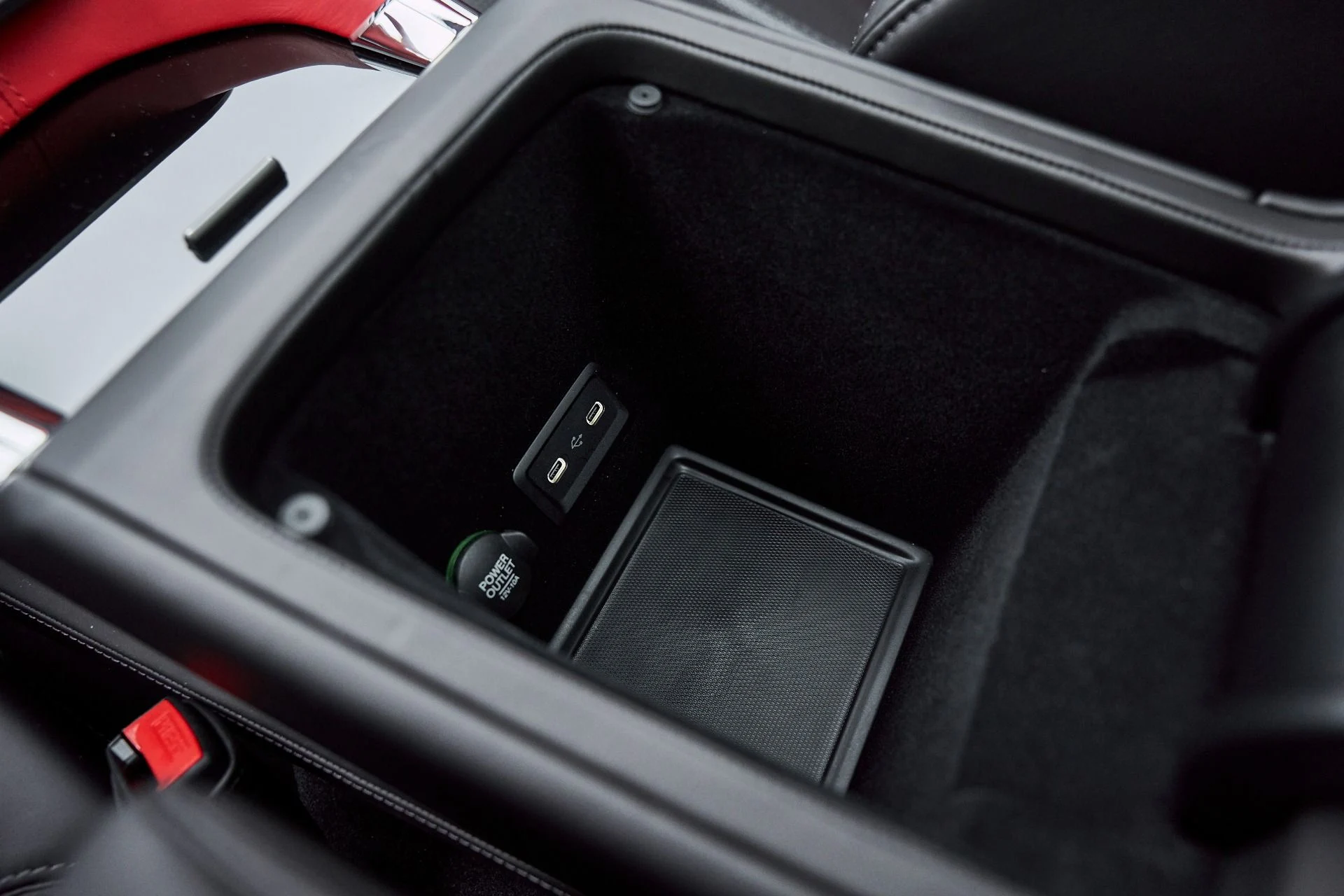 mph065_1500355841_Used_2025_Aston_Martin_DBX_707_1766785418_e19c02c2fb